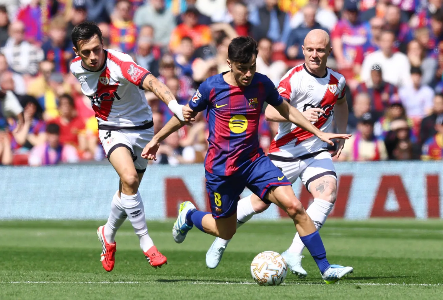 بيدري نجم وسط برشلونة (رويترز)