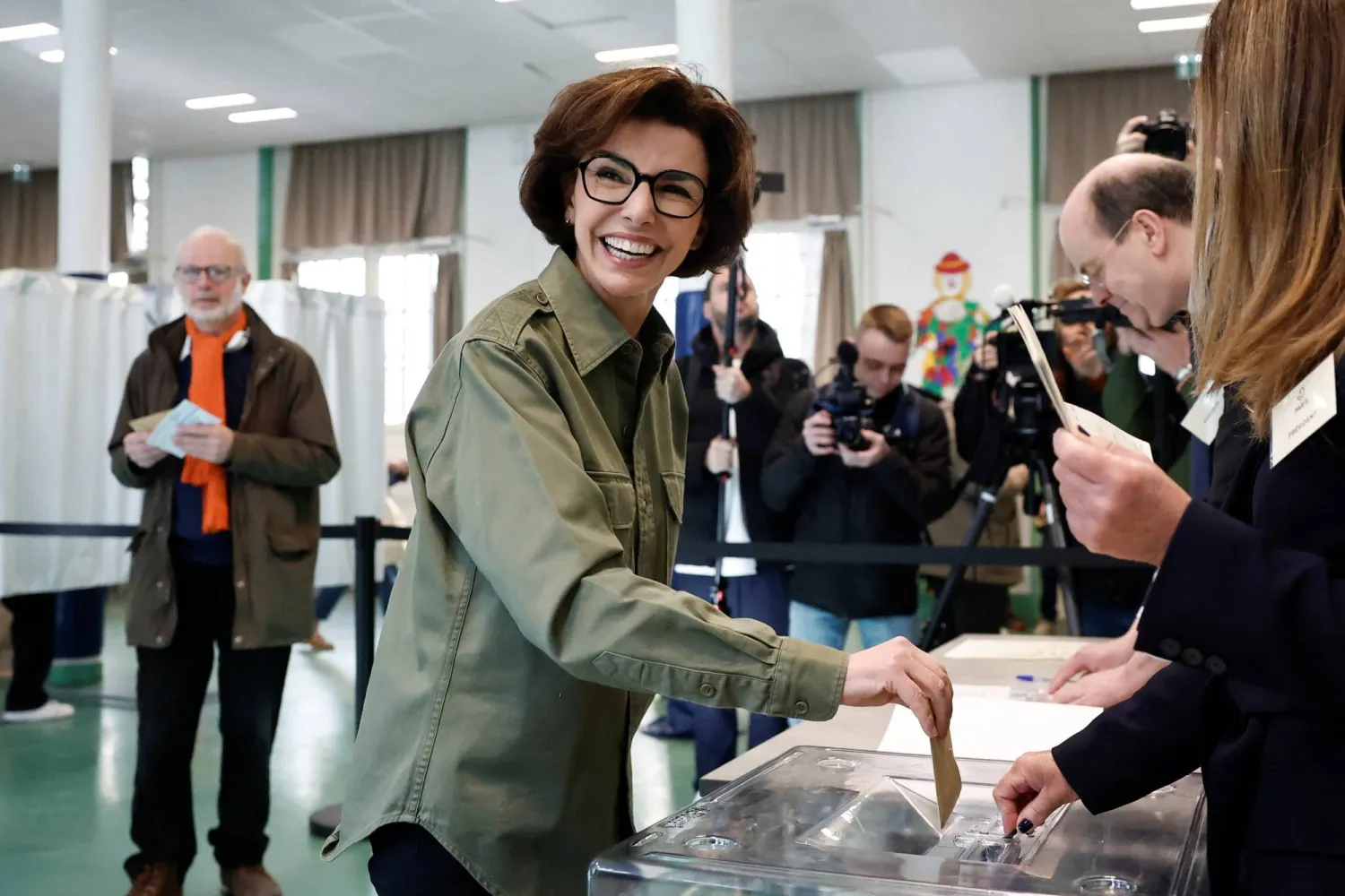 رشيدة داتي مرشحة اليمين الكلاسيكي تدلي بصوتها في مركز اقتراع بباريس الأحد (رويترز)