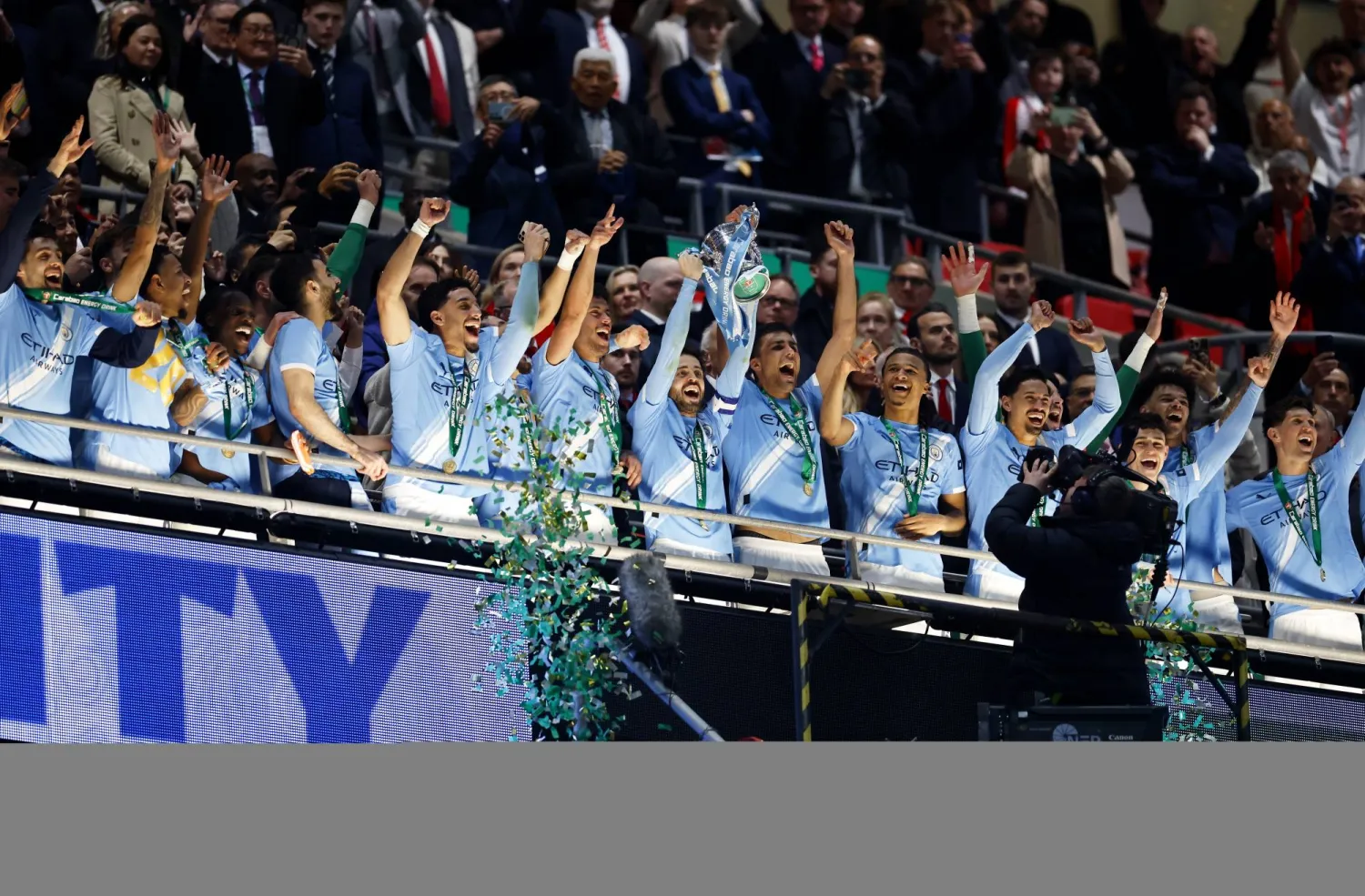 لاعبو مان سيتي يرفعون كأس الرابطة الإنجليزية للمرة التاسعة (إ.ب.أ)