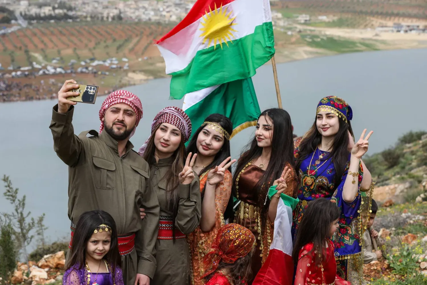 Suriye’nin kuzeyindeki Halep kırsalında bulunan Afrin’de cumartesi günü Nevruz Bayramı’nı kutlayan Suriyeli Kürtler hatıra fotoğrafı çekiyor. (Reuters)