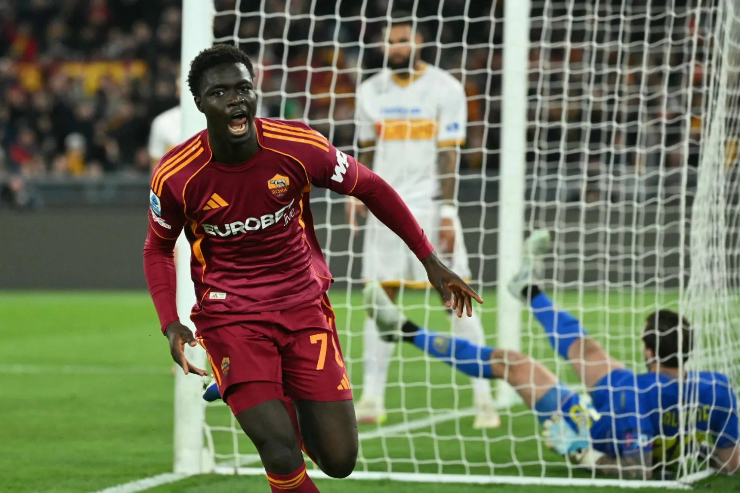 روبينيو فاز يحتفل بهدف الفوز لروما على ليتشي (أ.ف.ب)