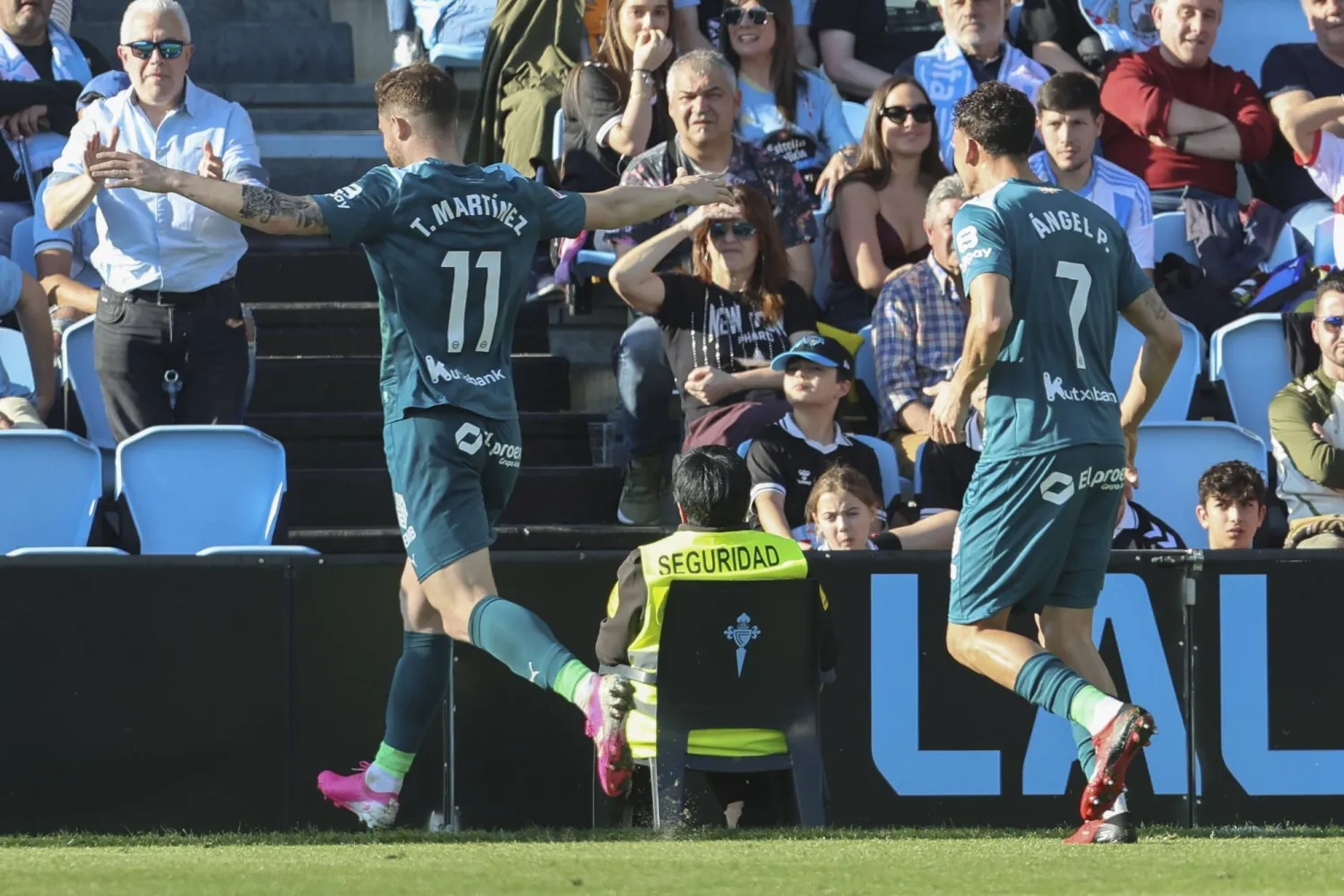 فرحة لاعبي ألافيس تكررت أربع مرات أمام سيلتا فيغو (إ.ب.أ)