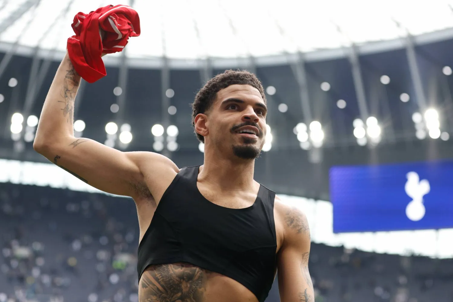 مورغان غيبس وايت نجم نوتنغهام فورست (إ.ب.أ)