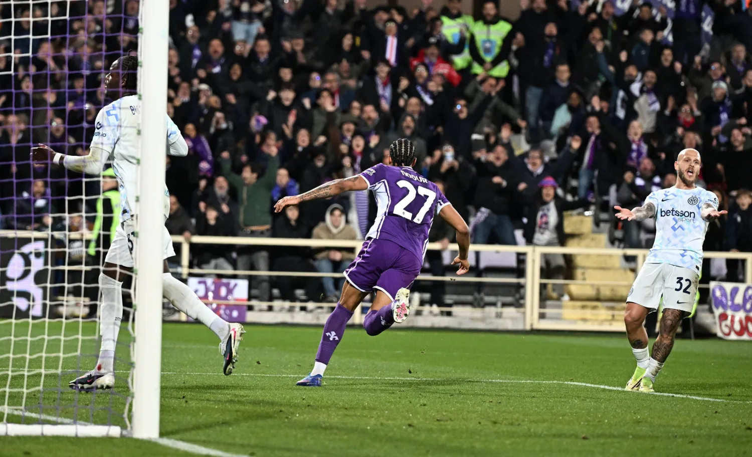 شير ندور يحتفل بهدف التعادل للفيولا في مرمى الانتر (إ.ب.أ)