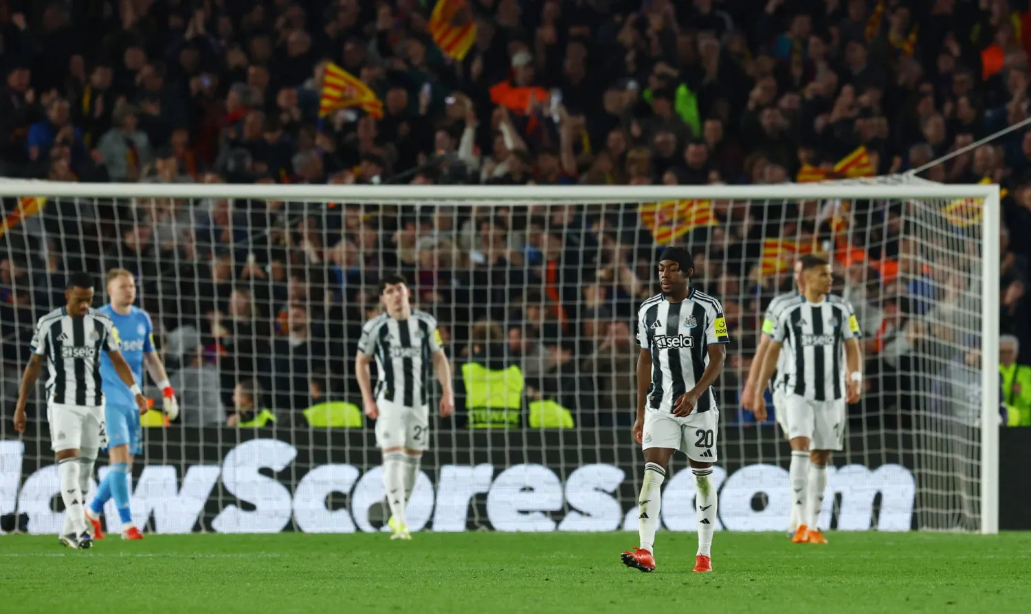 لاعبو نيوكاسل انهاروا أمام برشلونة في مباراة الإياب (رويترز)