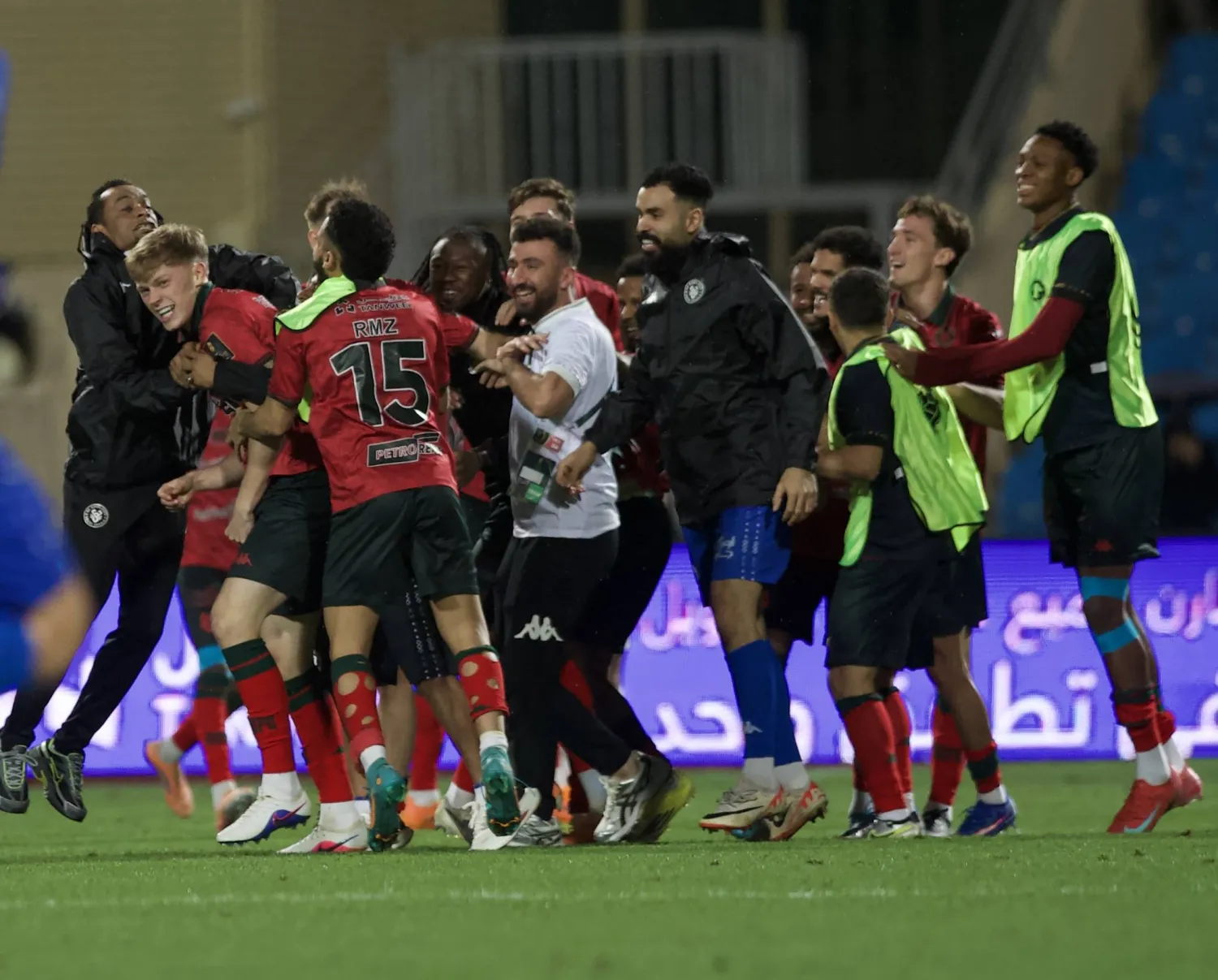 فرحة لا تنسى عاشها لاعبو الخلود بعد التأهل لنهائي كأس الملك (تصوير: نايف العتيبي)