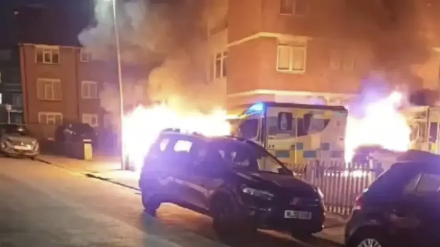 صورة متداولة لاحتراق سيارات الإسعاف في لندن