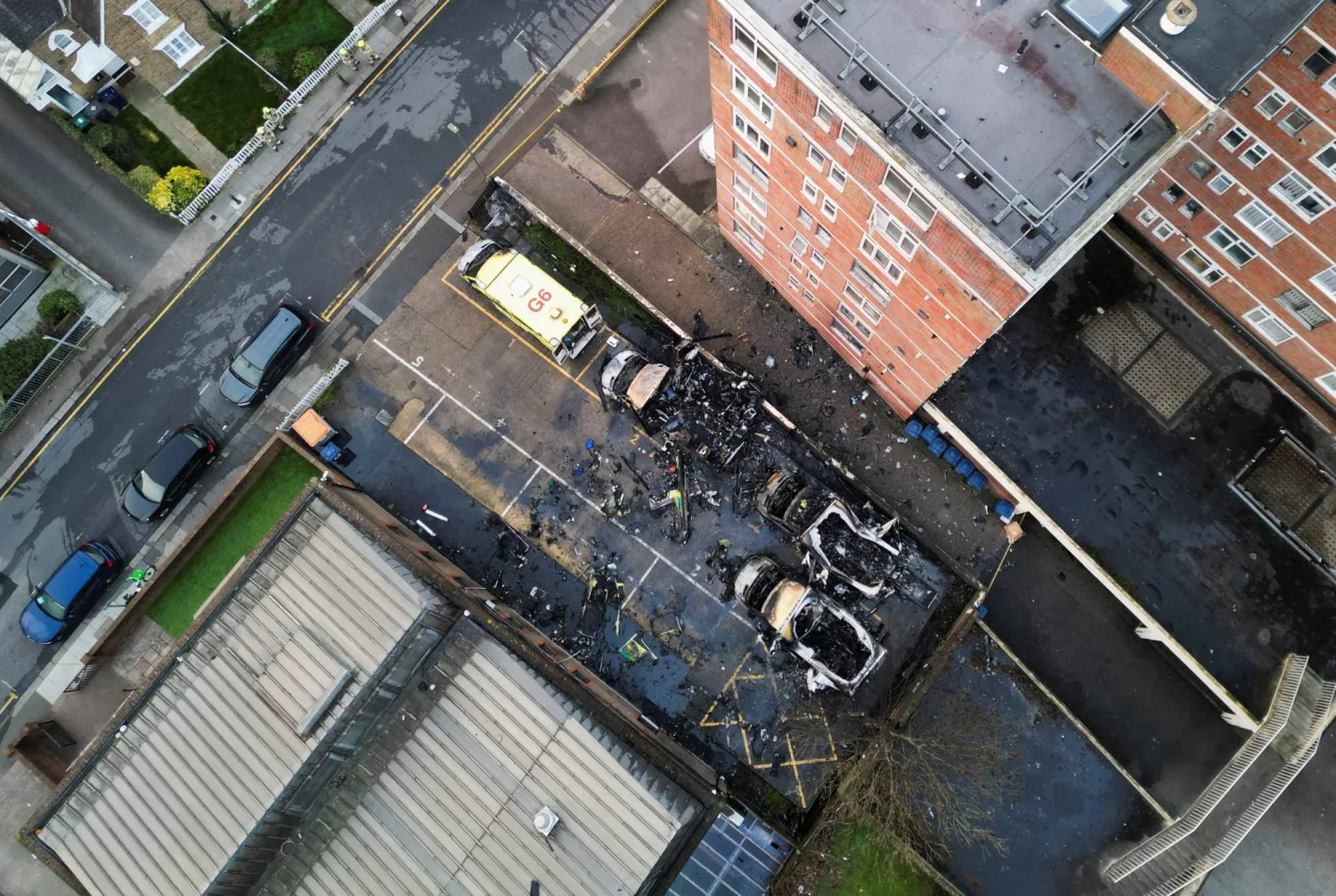 صورة التقطتها طائرة من دون طيار لأربع سيارات إسعاف تابعة لمنظمة «هاتزولا» وهي منظمة يهودية أُضرمت فيها النيران في شمال غرب لندن (رويترز) 