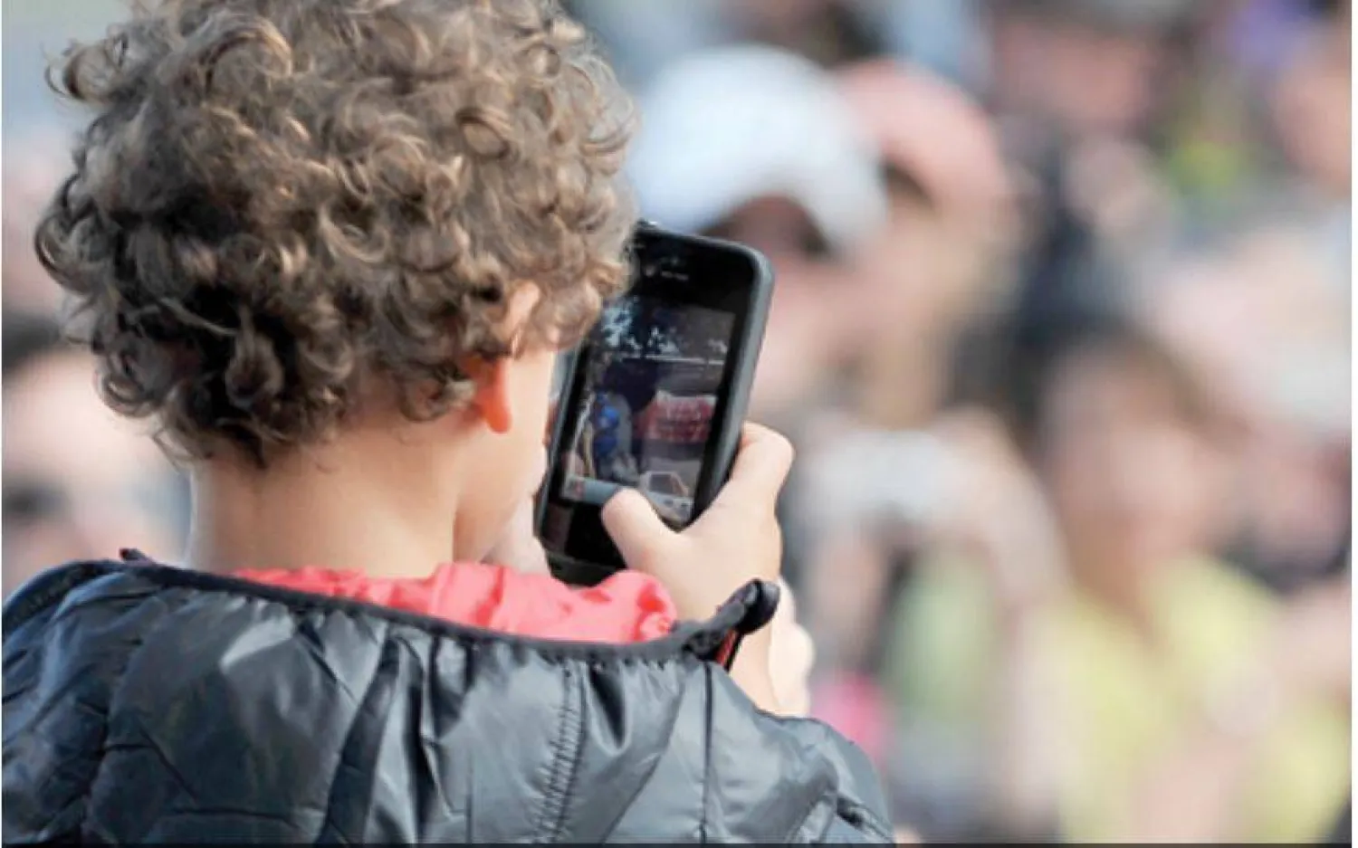 يؤثر استخدام الأطفال للهواتف على النوم وصحتهم العقلية (أرشيفية-أ.ف.ب)