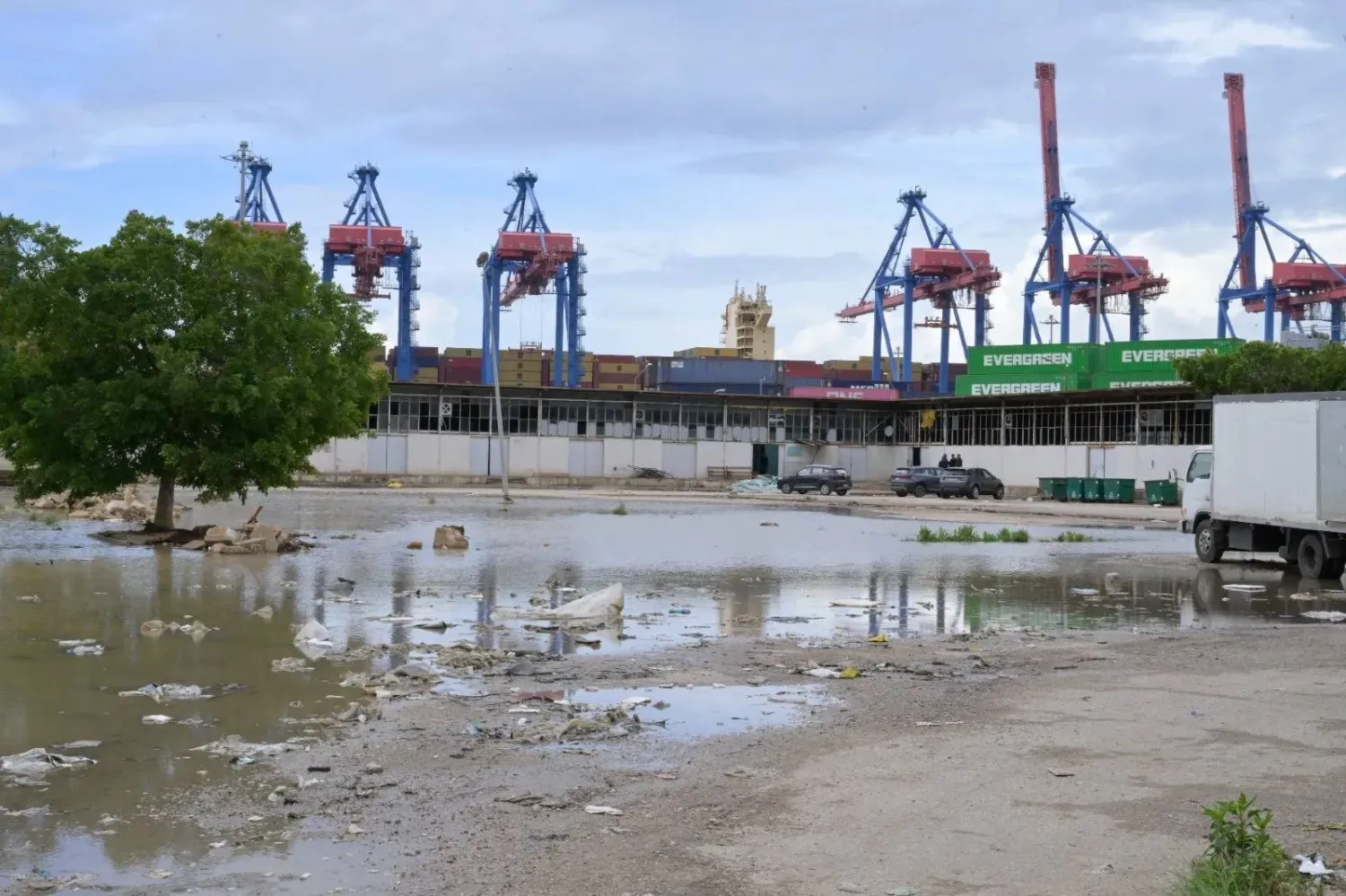 The site of a displacement shelter under construction in the Karantina area near Beirut port (Asharq Al-Awsat)