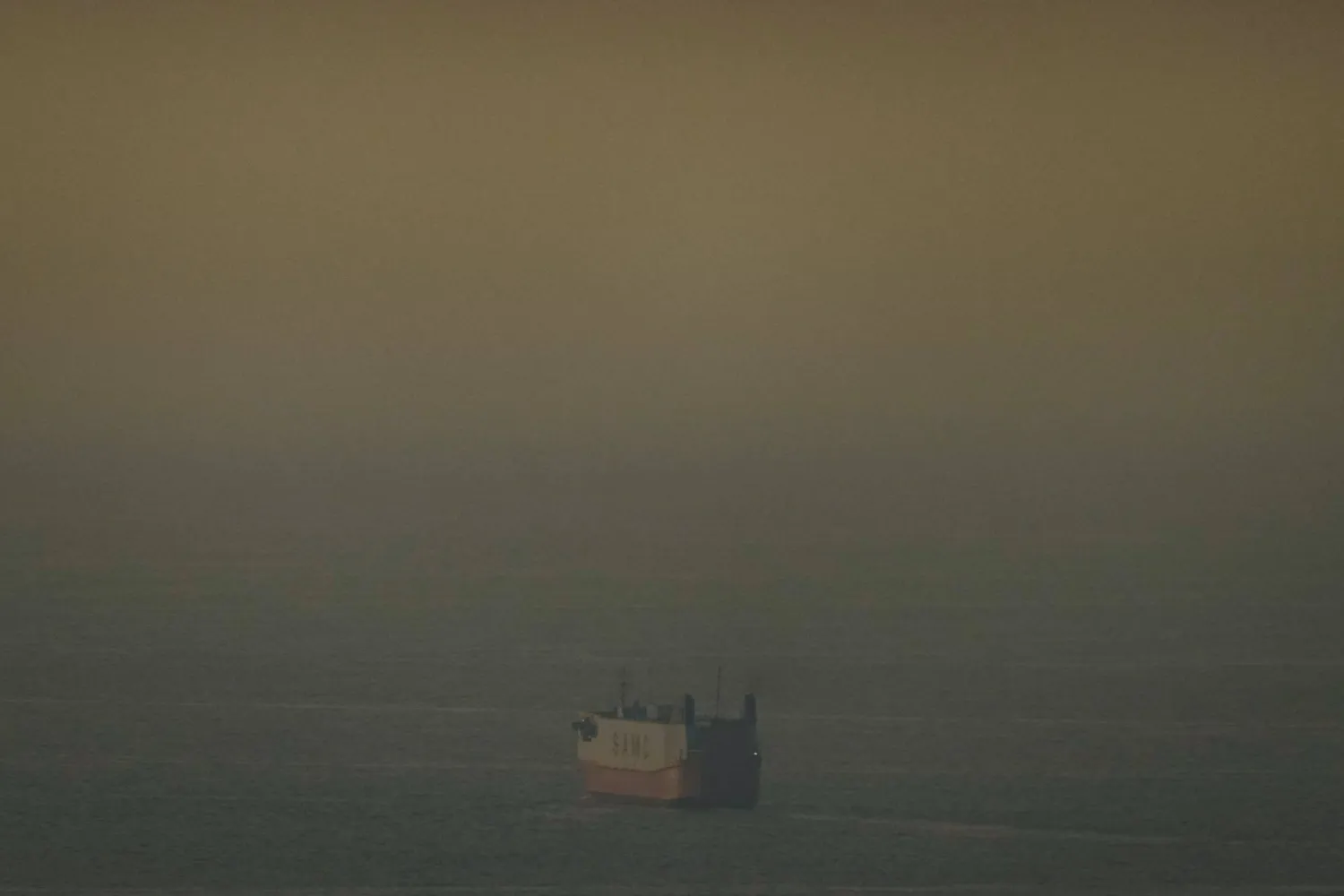 من الدبلوماسية إلى التهديد: انتقادات لاستراتيجية ترمب في التعامل مع أزمة مضيق هرمز