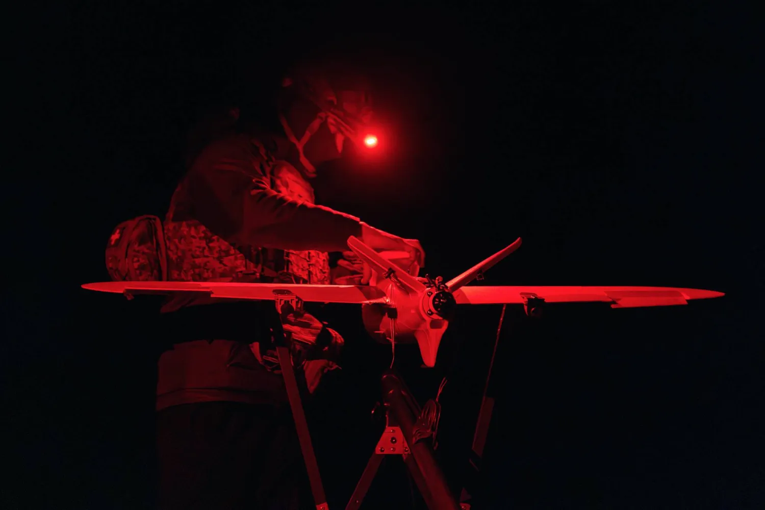 جندي أوكراني من اللواء 127 يطلق مسيَّرة للبحث عن مسيَّرات هجومية روسية في الجبهة الأمامية بمنطقة خاركيف 13 مارس 2026 (أ.ب)