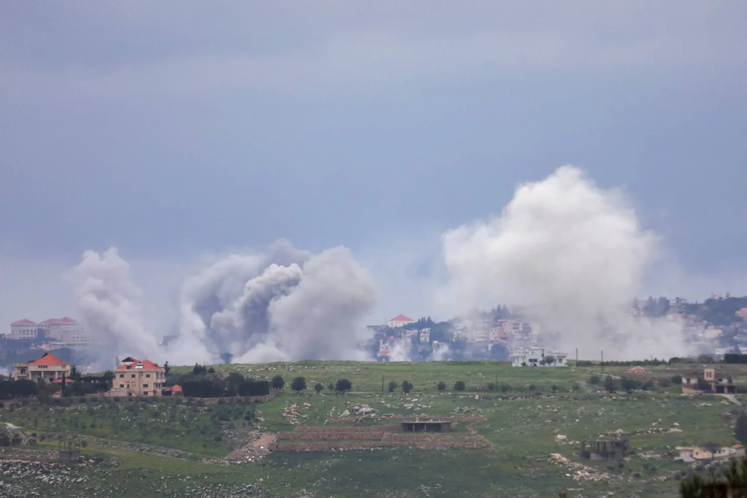 تصاعد الدخان عقب غارة إسرائيلية على جنوب لبنان (رويترز)