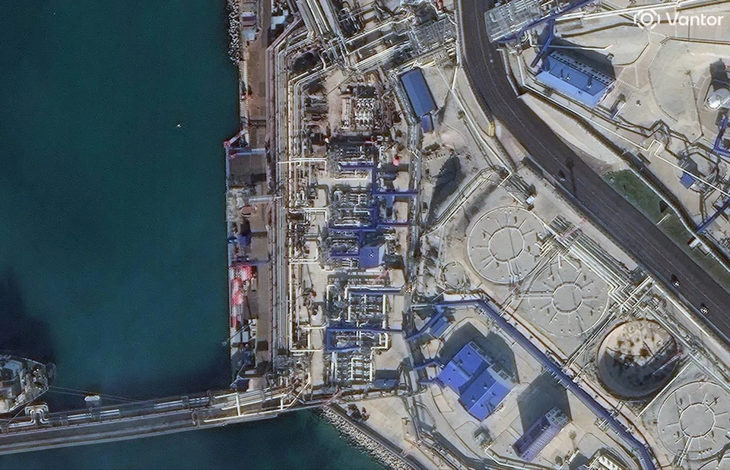 صورة أقمار اصطناعية تُظهر منشآت نفطية في ميناء نوفوروسيسك الروسي (رويترز)