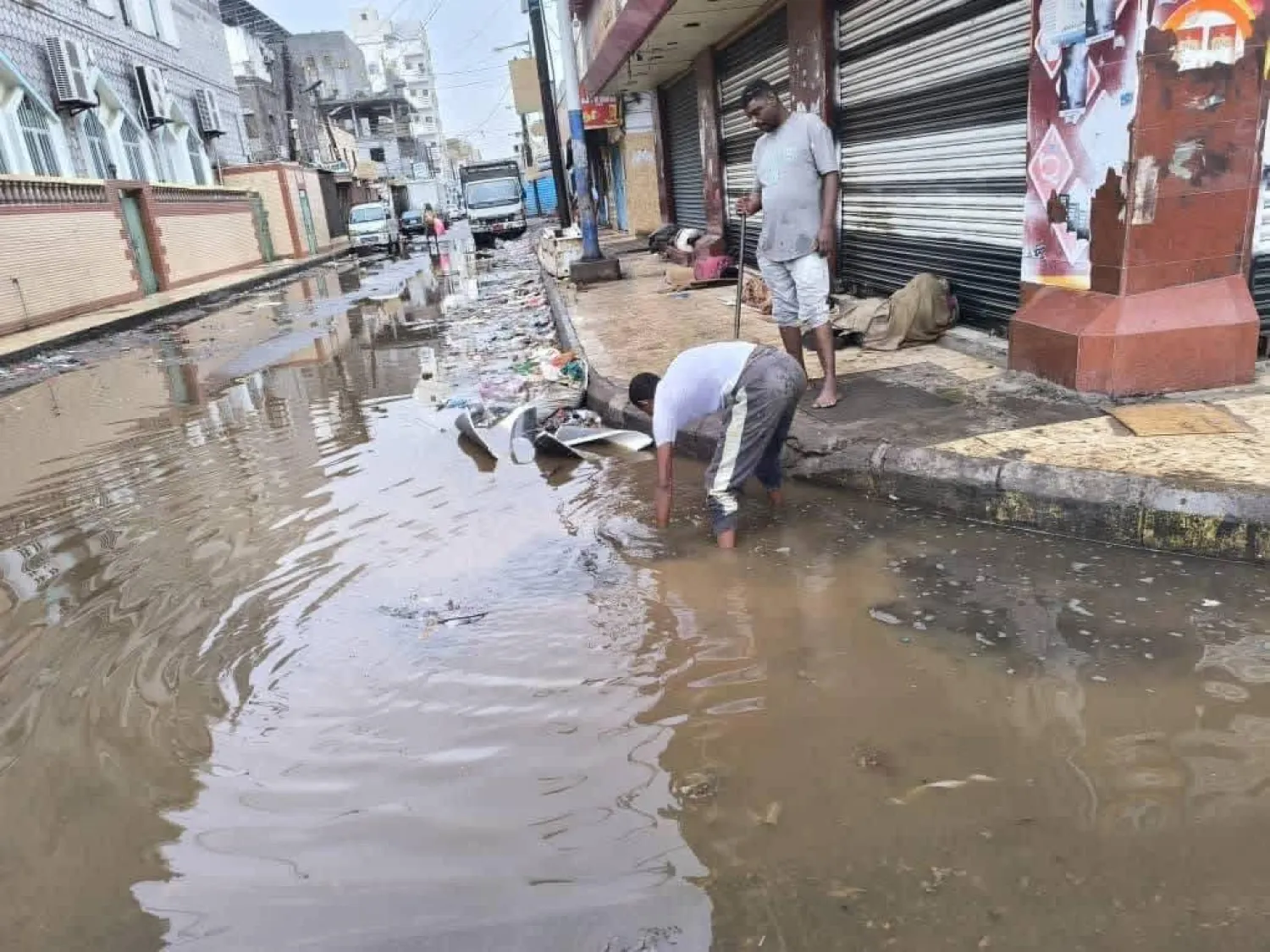 سكان عدن أفاقوا على شوارع غمرتها مياه الأمطار (إعلام محلي)