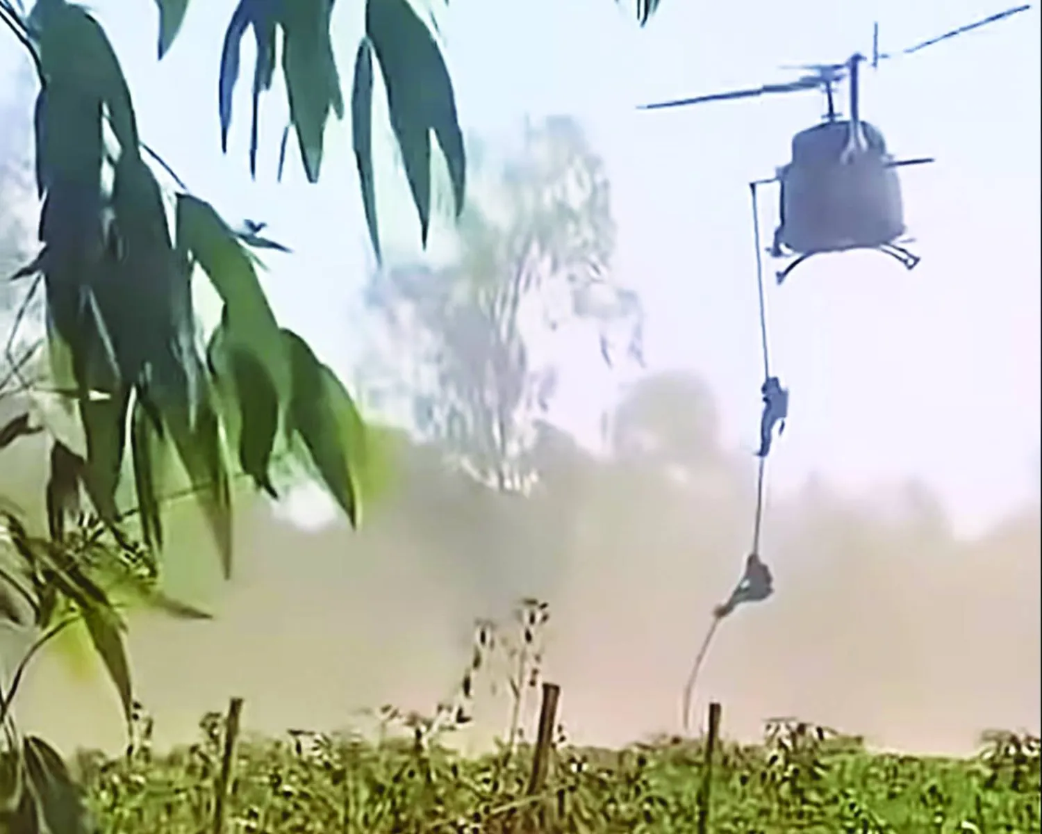 جنود من جيش مالي خلال إنزال لمطاردة مسلحين من «القاعدة» في إحدى الغابات (أرشيفية - إعلام محلي)