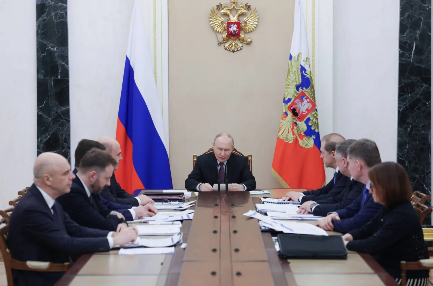 الرئيس الروسي فلاديمير بوتين خلال ترؤسه اجتماعاً حول قضايا اقتصادية في الكرملين يوم الاثنين (أ.ب)