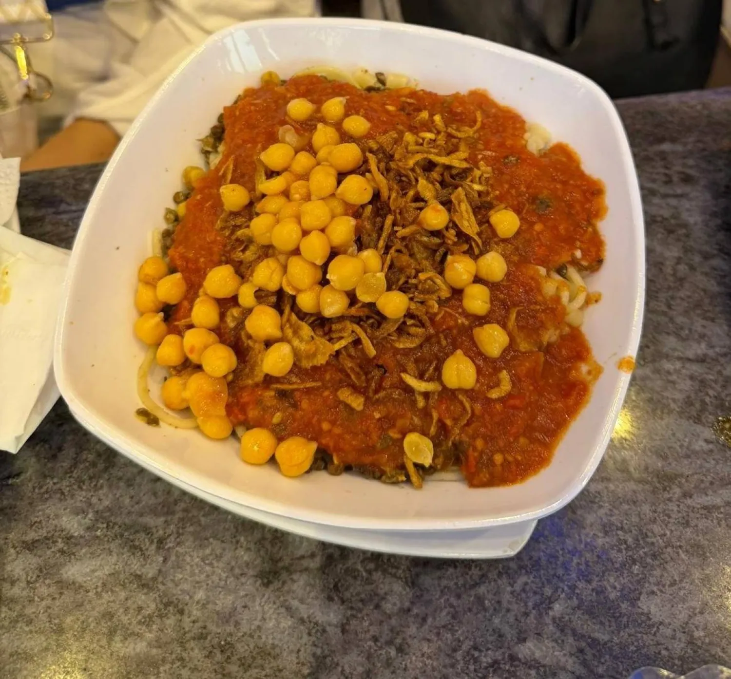 طبق الكشري تعرَّض لزيادات في الأسعار بسبب الحرب الإيرانية (مطعم أبو طارق في القاهرة)