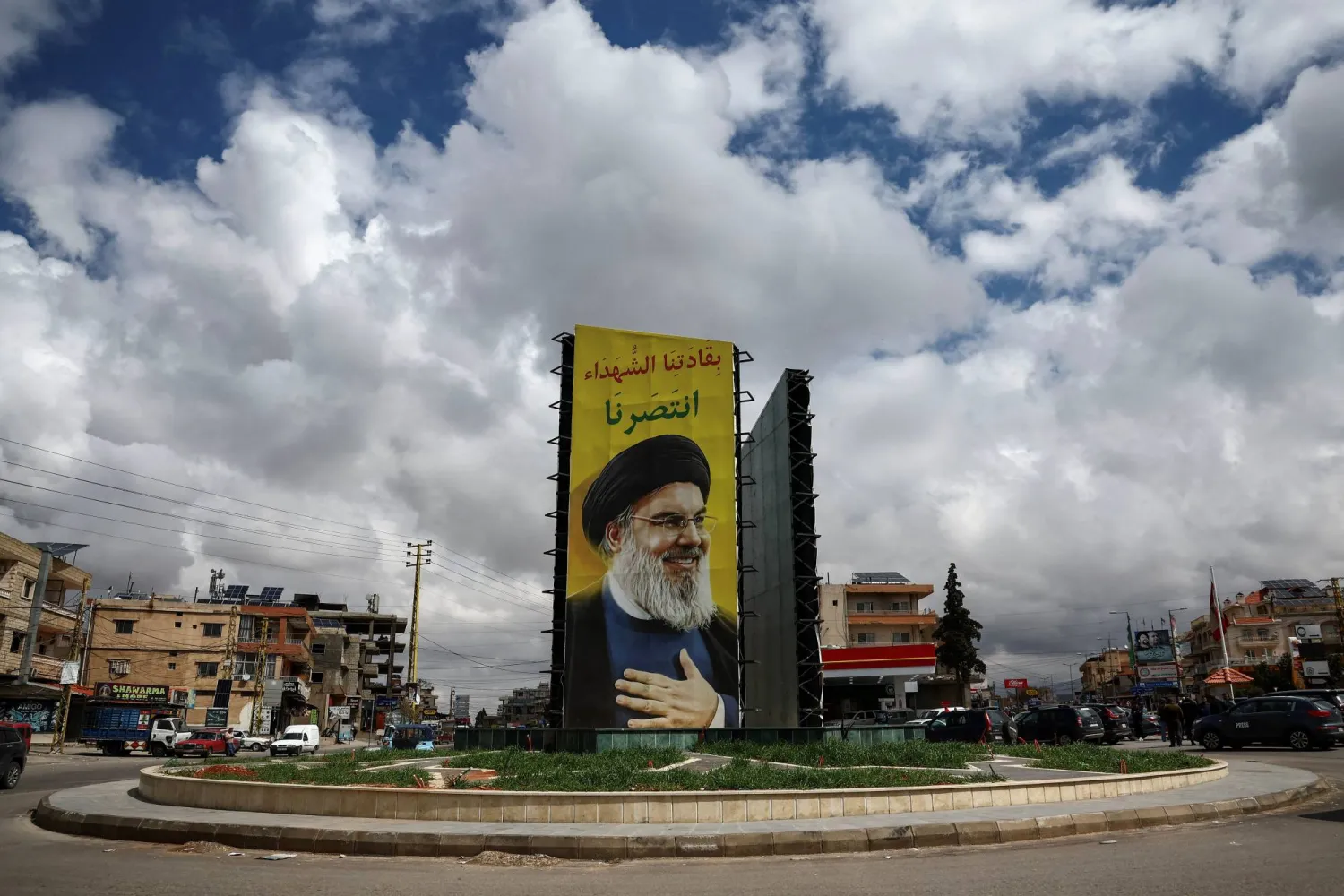 صورة عملاقة لأمين عام «حزب الله» السابق حسن نصر الله في بعلبك (رويترز)