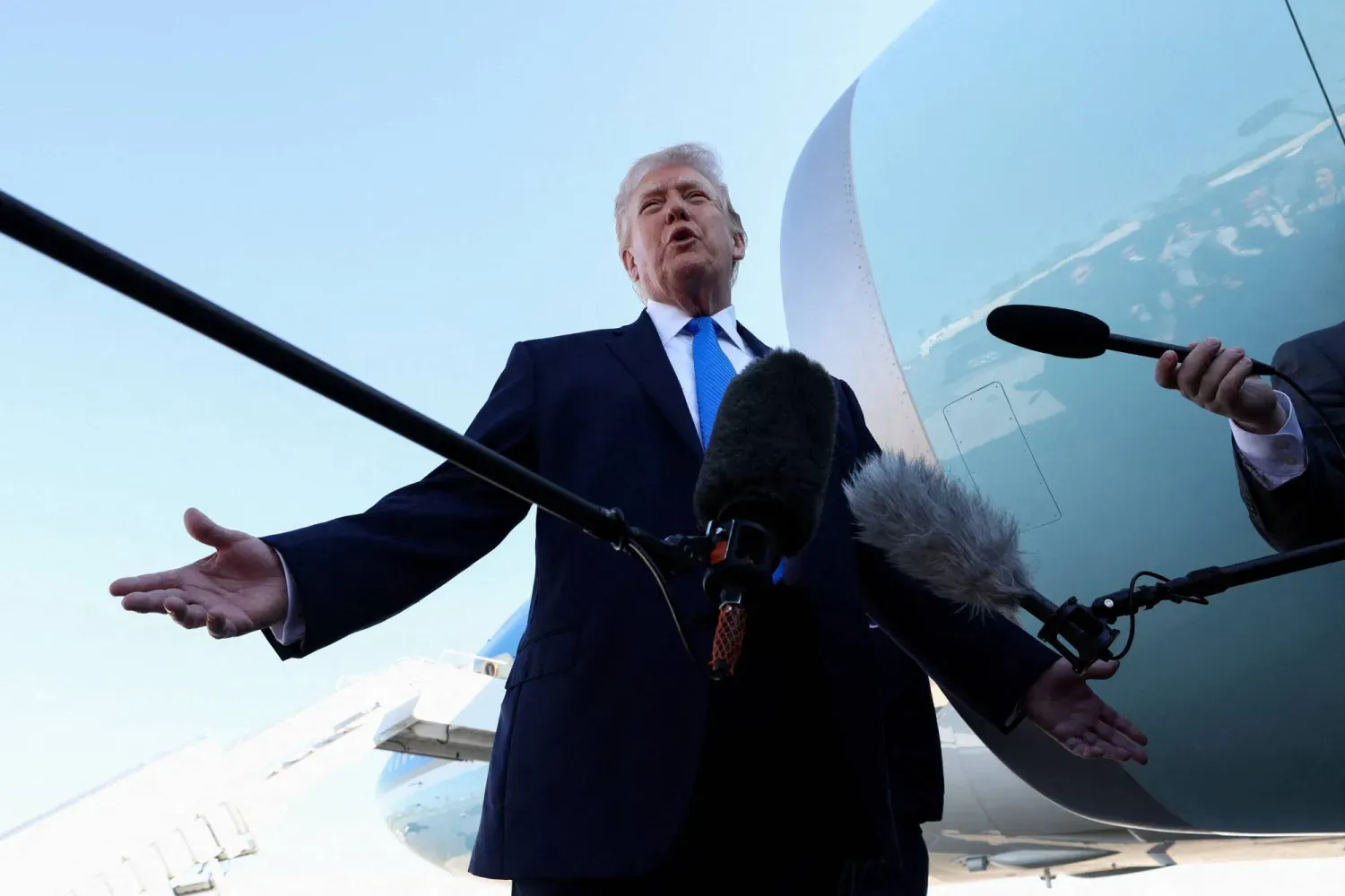 ABD Başkanı Donald Trump, 23 Mart 2026’da Air Force One’a binmeden önce İran’la yapılan görüşmeler hakkında basın mensuplarına açıklamalarda bulundu. (Reuters)