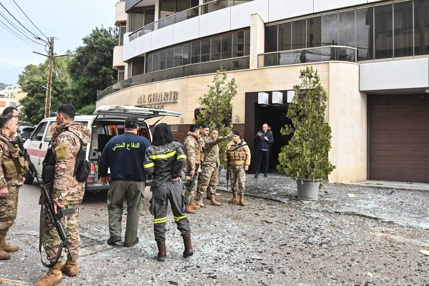 جنود لبنانيون في محيط المبنى الذي استهدف في منطقة الحازمية شرق بيروت حيث قتل شخص (أ.ف.ب)