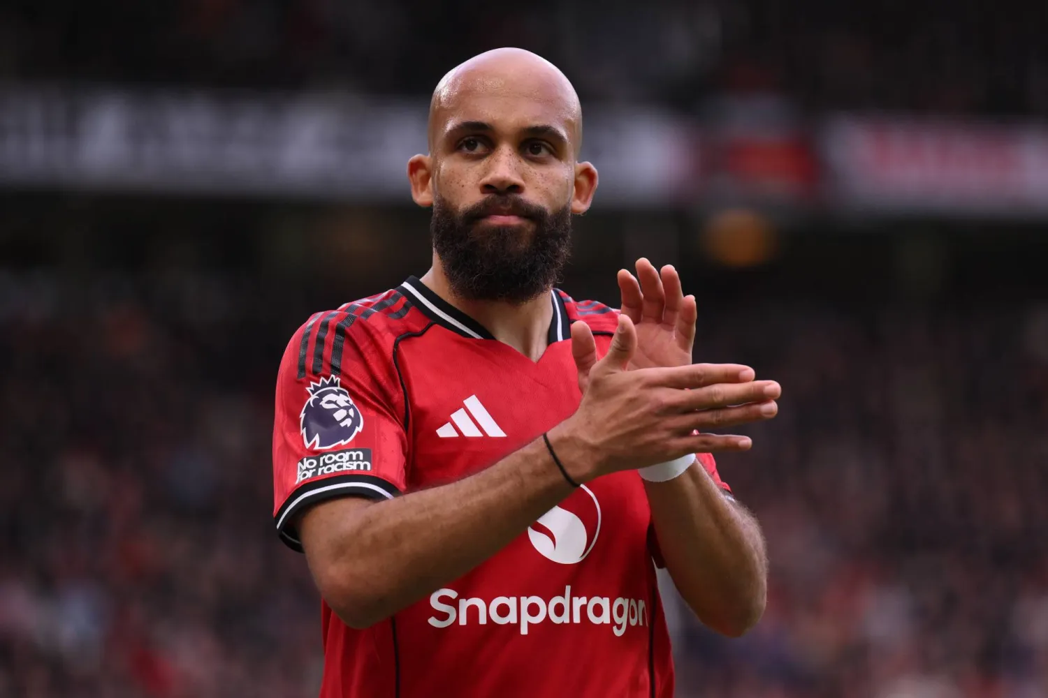 برايان مبويمو خارج معسكر الكاميرون للإصابة (إ.ب.أ)