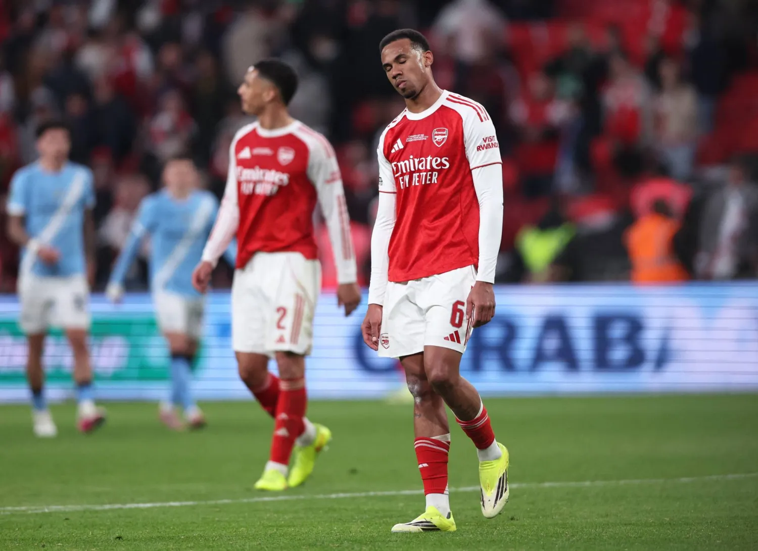 غابرييل ماغالايش مدافع آرسنال خارج معسكر البرازيل (رويترز)