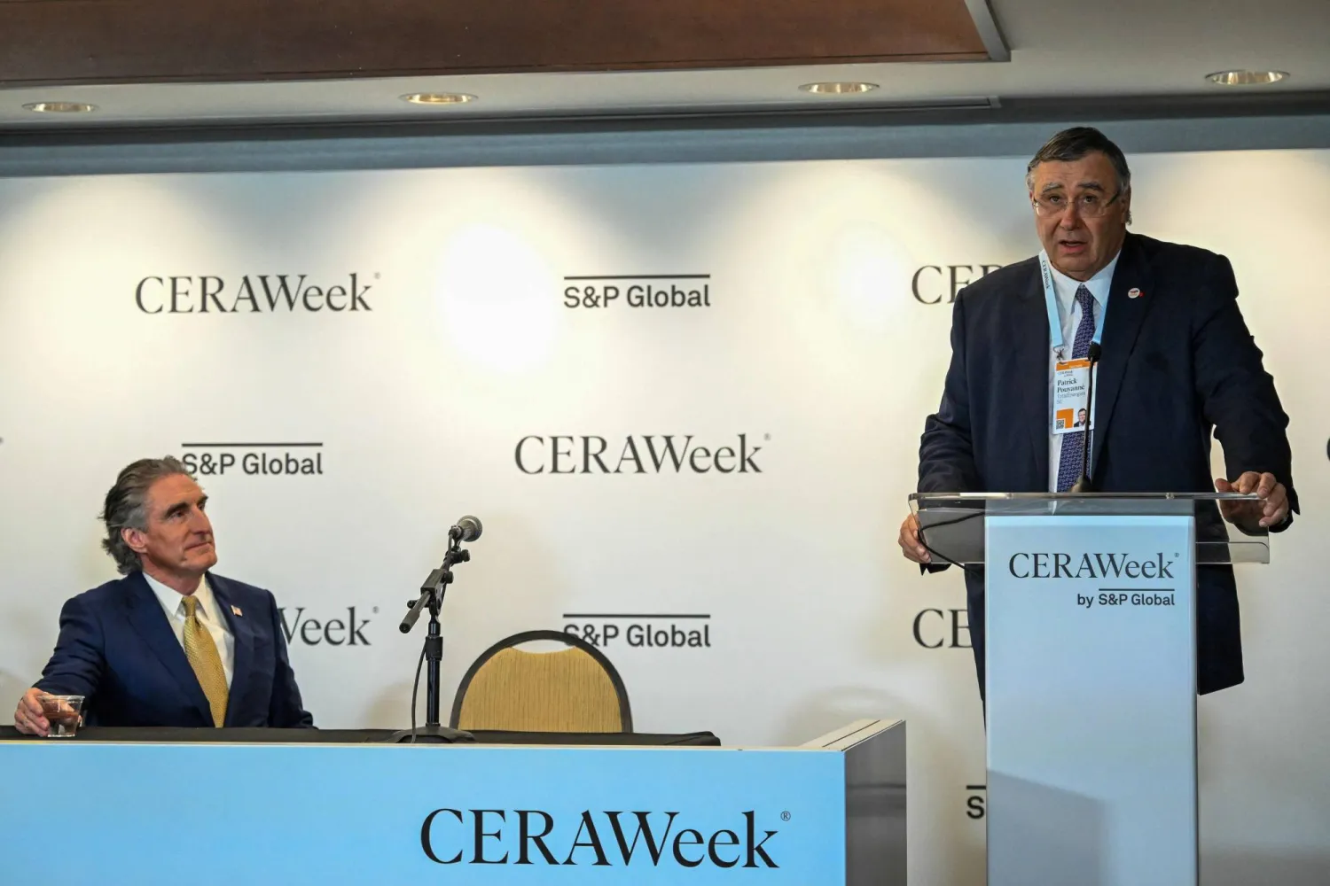 وزير الداخلية الأميركي دوغ بورغوم يستمع إلى الرئيس التنفيذي لشركة «توتال» متحدثاً في مؤتمر «سيراويك» (أ.ف.ب)