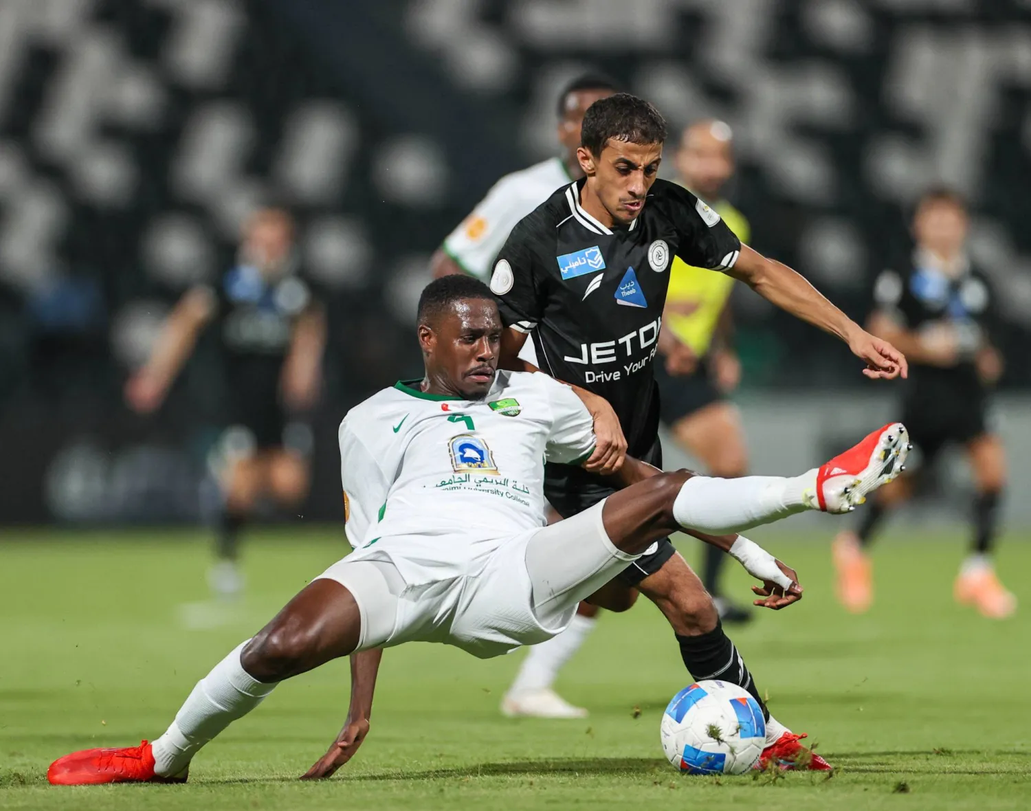 من مباراة الشباب والنهضة العماني في «دوري أبطال الخليج» (تصوير: سعد العنزي)