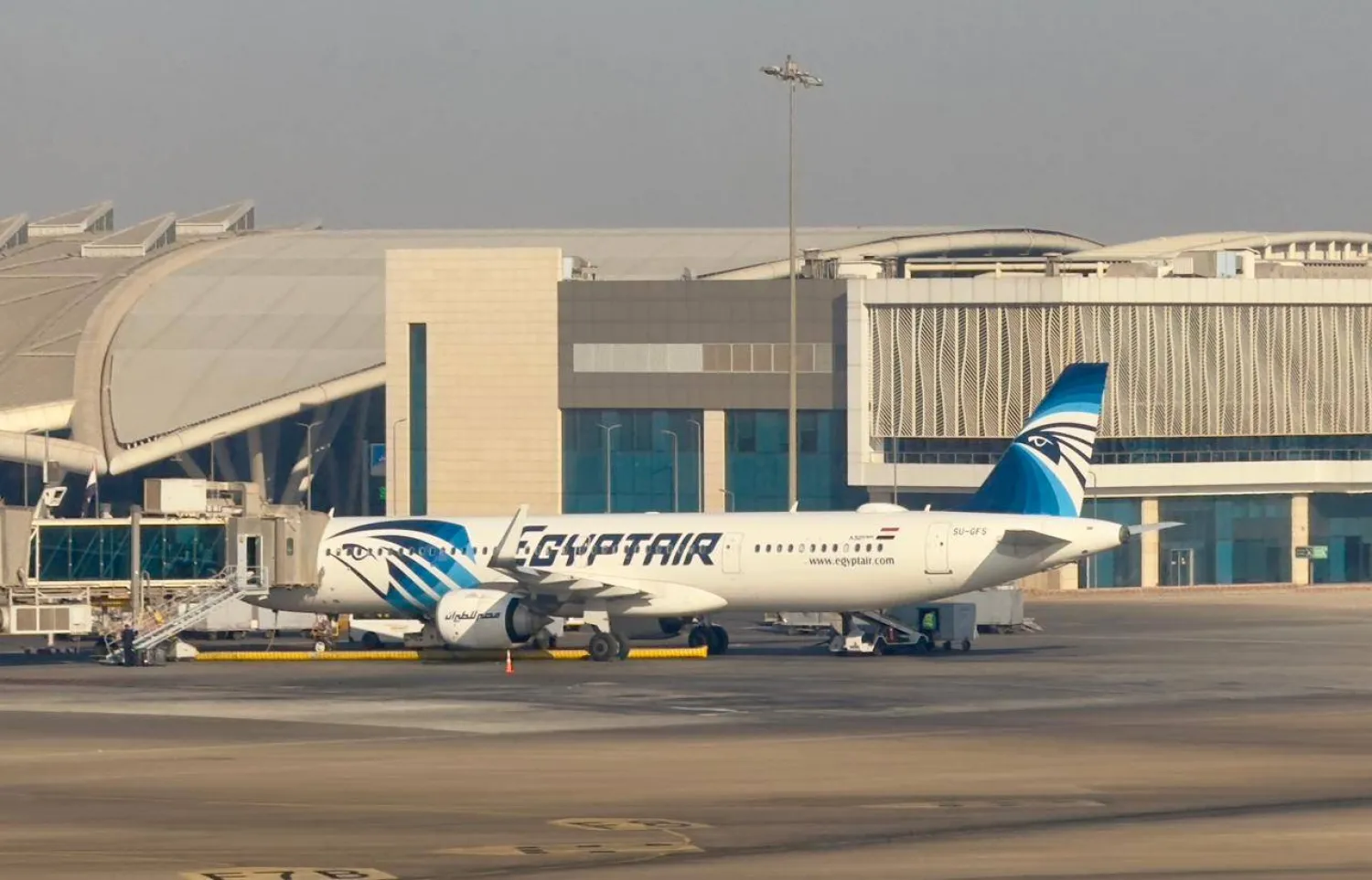 شركة «مصر للطيران» انتقدت أحد مشاهد فيلم «السلم والثعبان 2» (الشرق الأوسط) 