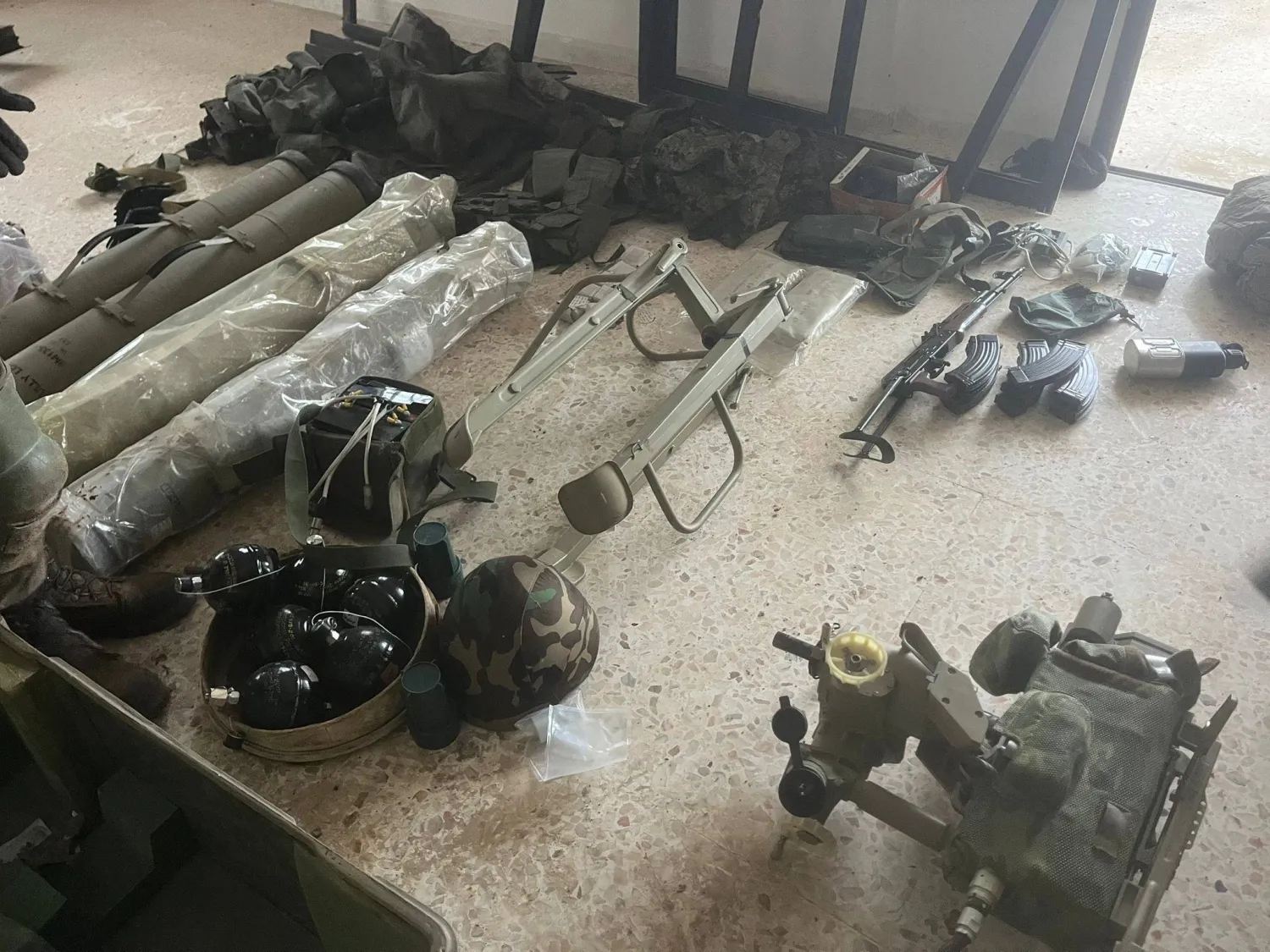 صورة نشرها المتحدث باسم الجيش الإسرائيلي أفيخاي أدرعي مساء الاثنين وقال إنها للأسلحة التي صادرها بعد استسلام عناصر «فرقة الرضوان»