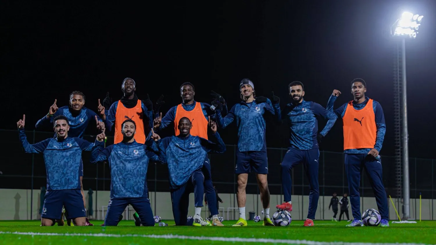 لاعبو نيوم في لقطة جماعية بعد نهاية التدريبات (نادي نيوم)