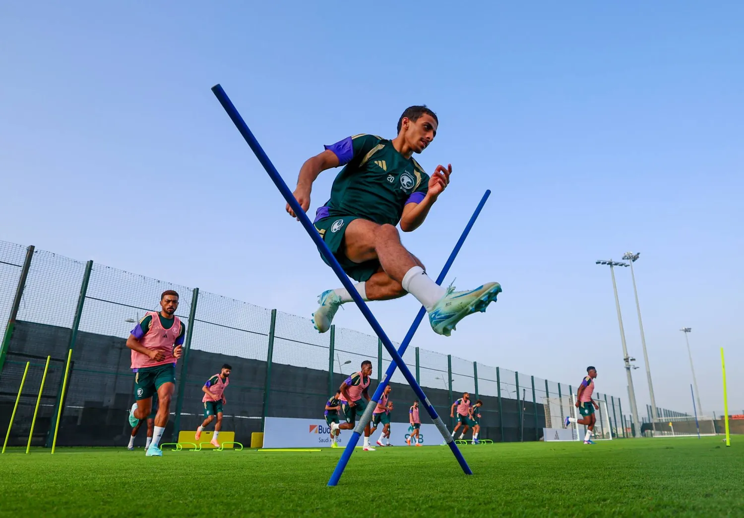 همام الهمامي خلال تدريبات الأخضر الرديف في جدة (المنتخب السعودي)