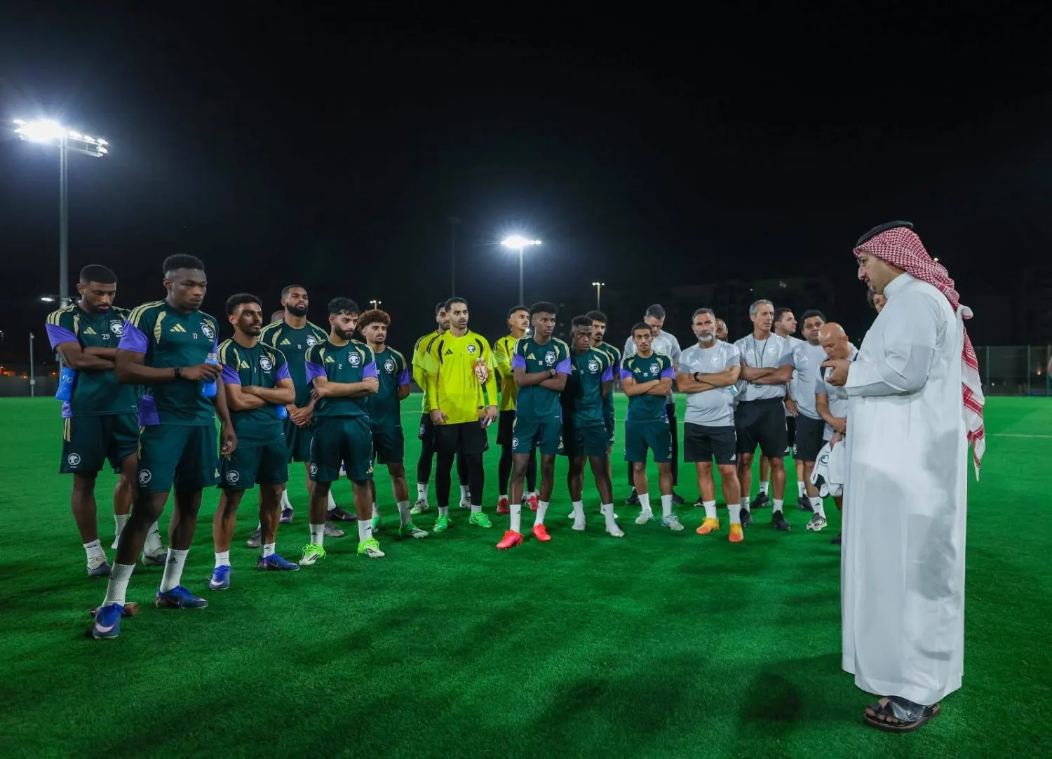 المسحل رئيس اتحاد الكرة يجتمع باللاعبين قب انطلاق معسكر جدة الحالي (المنتخب السعودي)