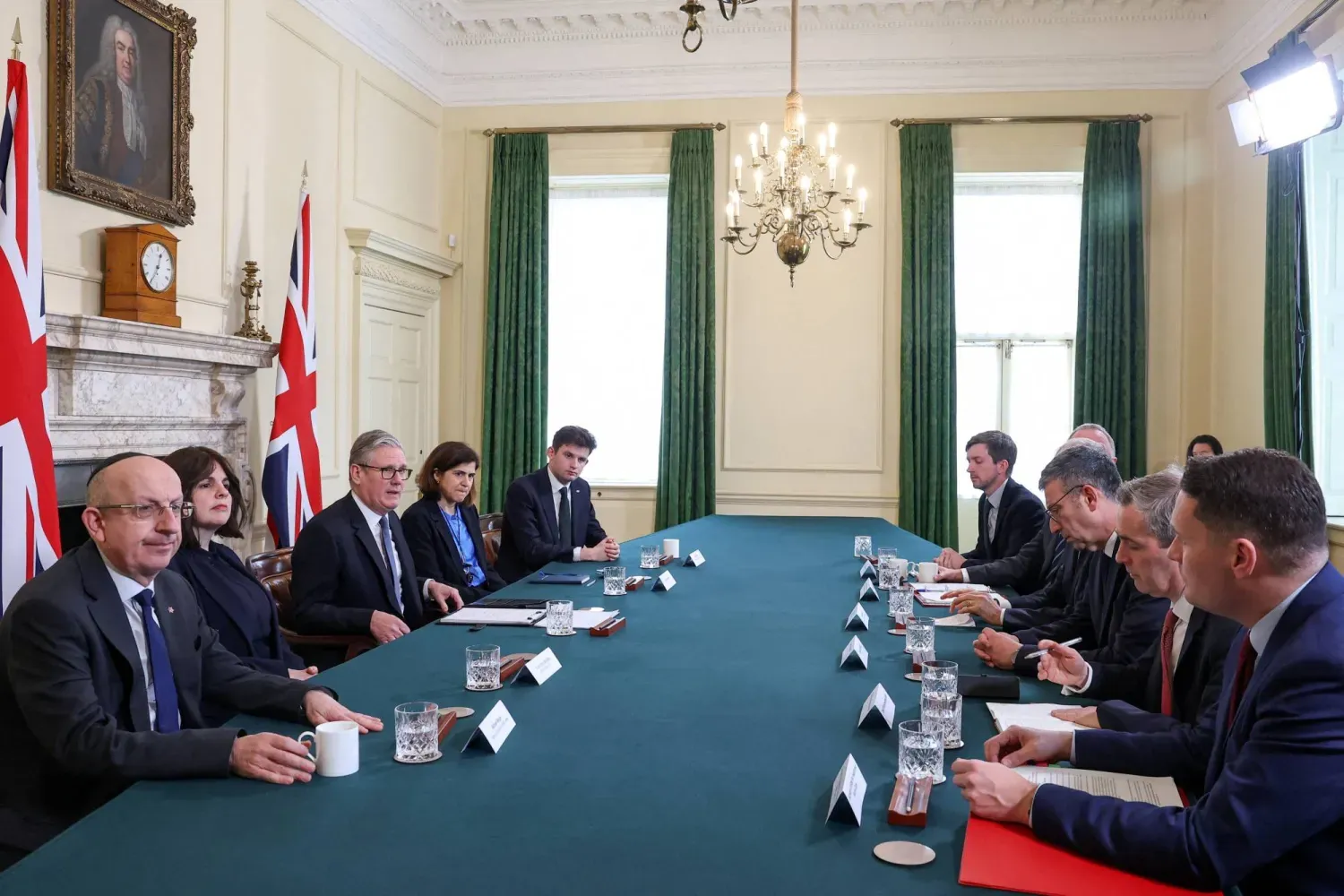 İngiltere Başbakanı Keir Starmer, dün Londra'da bir Yahudi örgütüne ait ambulanslara düzenlenen kundaklama saldırısının ardından bakanlar ve İngiliz Yahudileri Temsilciler Kurulu başkanıyla bir araya geldi (Reuters)