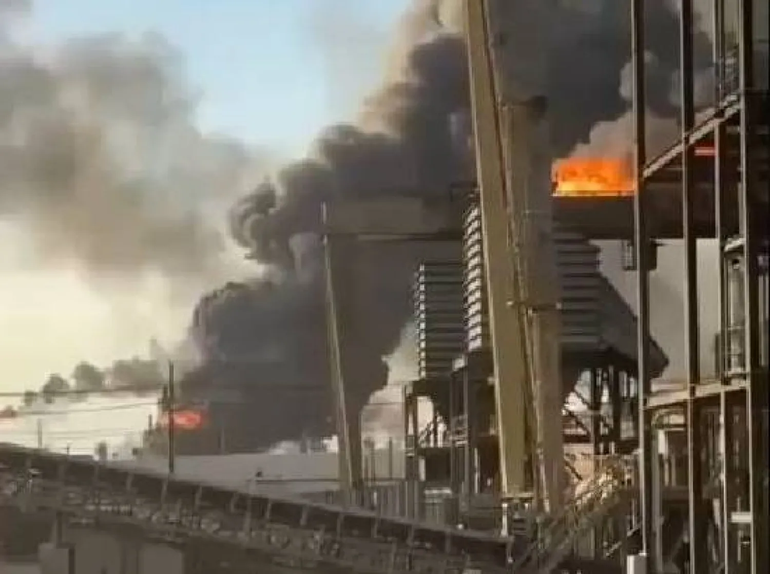 لقطة من مقطع فيديو متداول للحريق على وسائل التواصل الاجتماعي