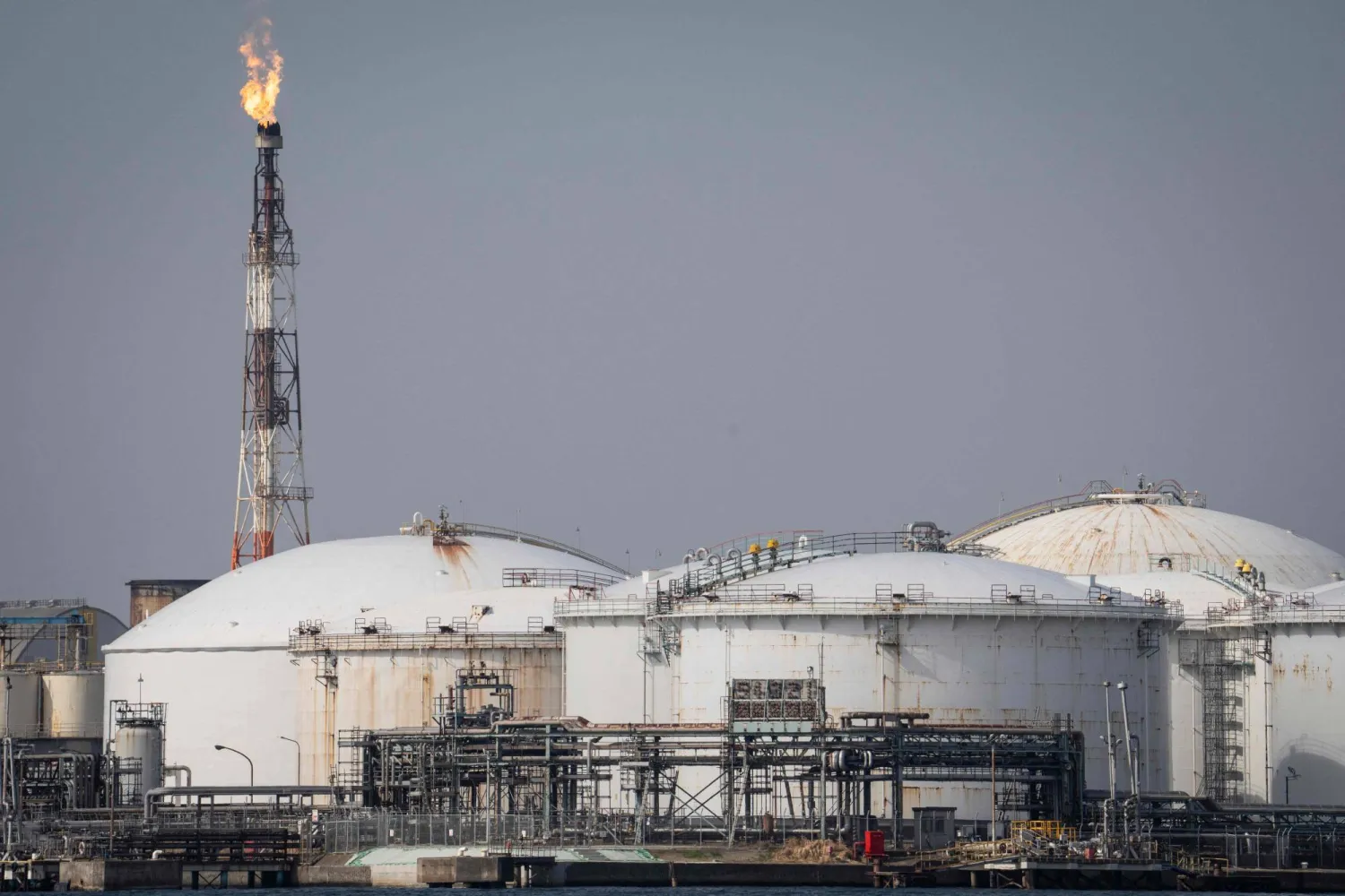 خزانات التخزين في مصفاة نفط في كاواساكي (أ.ف.ب)