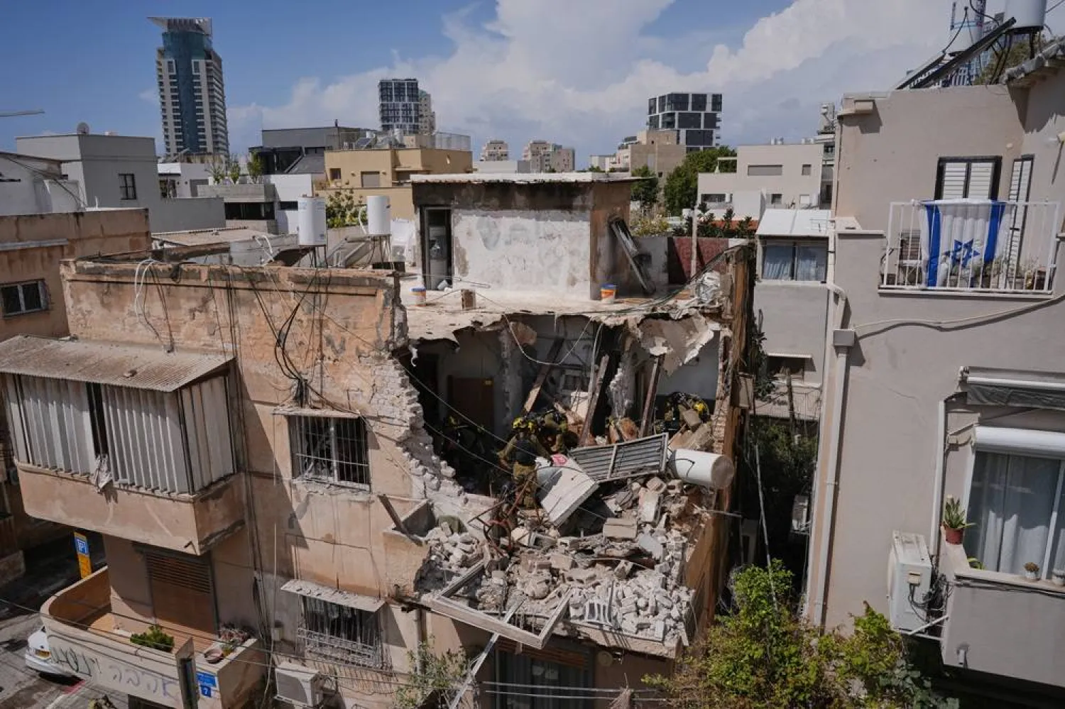  Israeli Home Front Command officers inspect an apartment building struck by an Iranian missile in Tel Aviv, Israel, Sunday, March 22, 2026. (AP) 