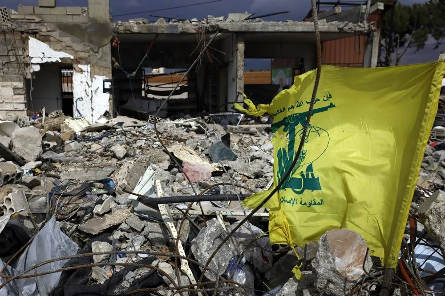 23 March 2026, Lebanon, Chaat: A Hezbollah flag is seen fixed to the debris after an Israeli airstrike that targeted a residential home in Chaat. (dpa)
