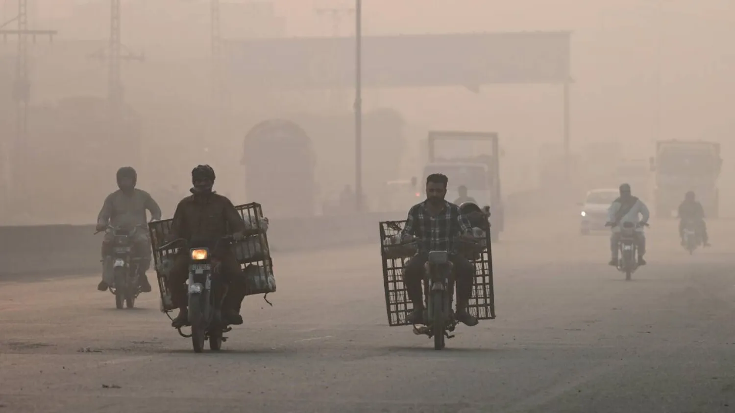  Commuters make their way amid smog in Lahore on November 2, 2024. (AFP)