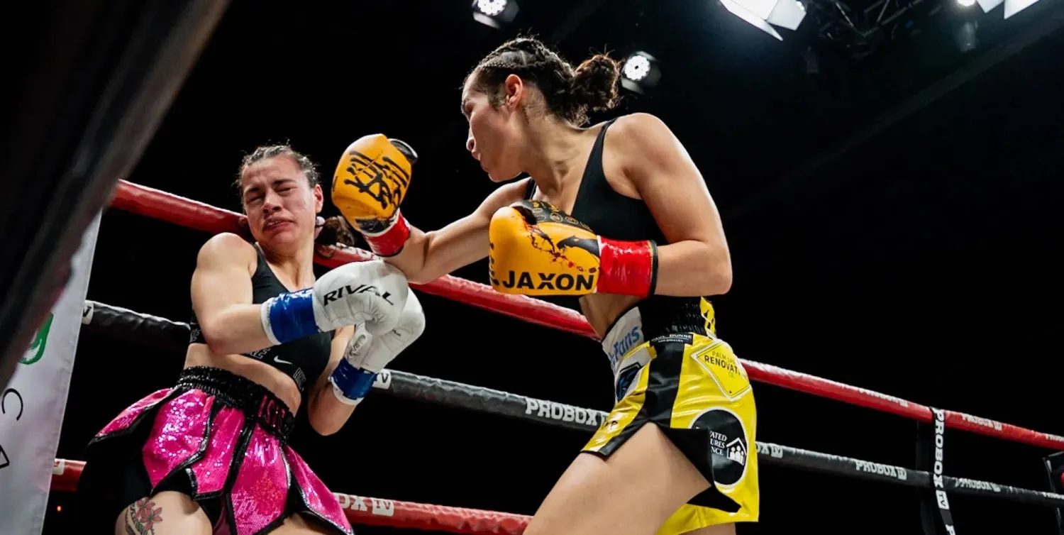 إيزيس سيو لحظة تلقيها ضربة أدخلتها غيبوبة في آخر نزالاتها (الاتحاد الدولي للملاكمة)