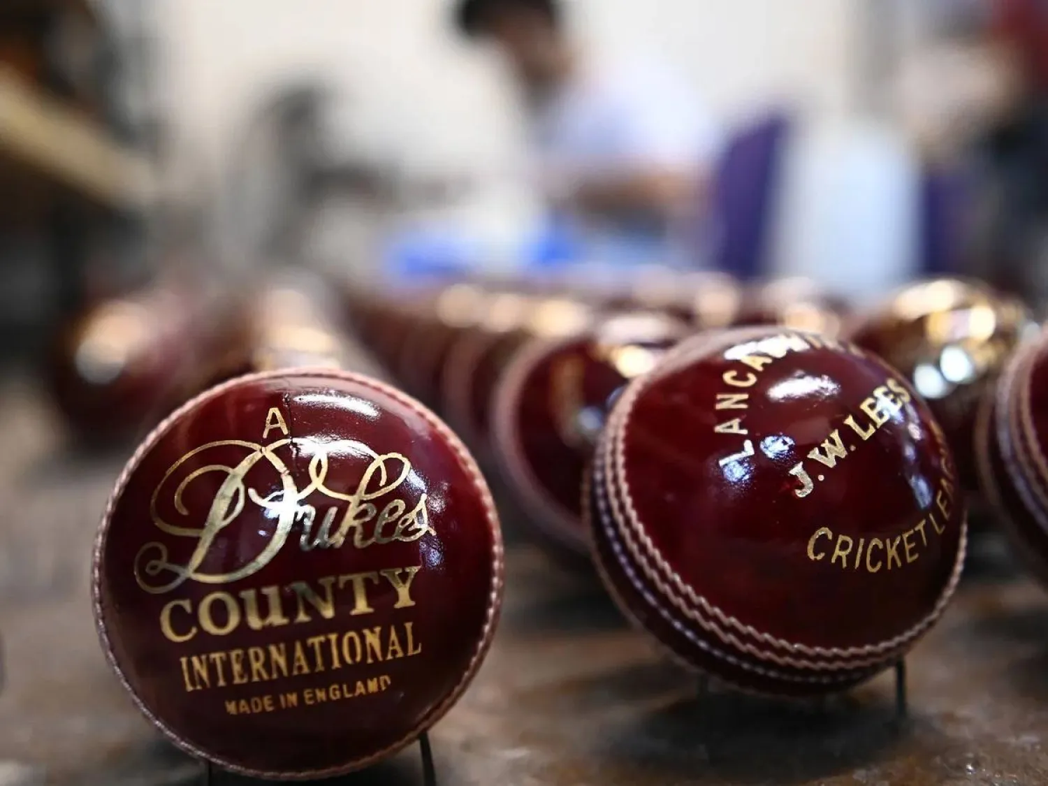 سيضطر موسم الكريكيت الإنجليزي إلى تقنين عدد الكرات بسبب مشكلات سلاسل الإمداد (الكريكيت الإنجليزي)