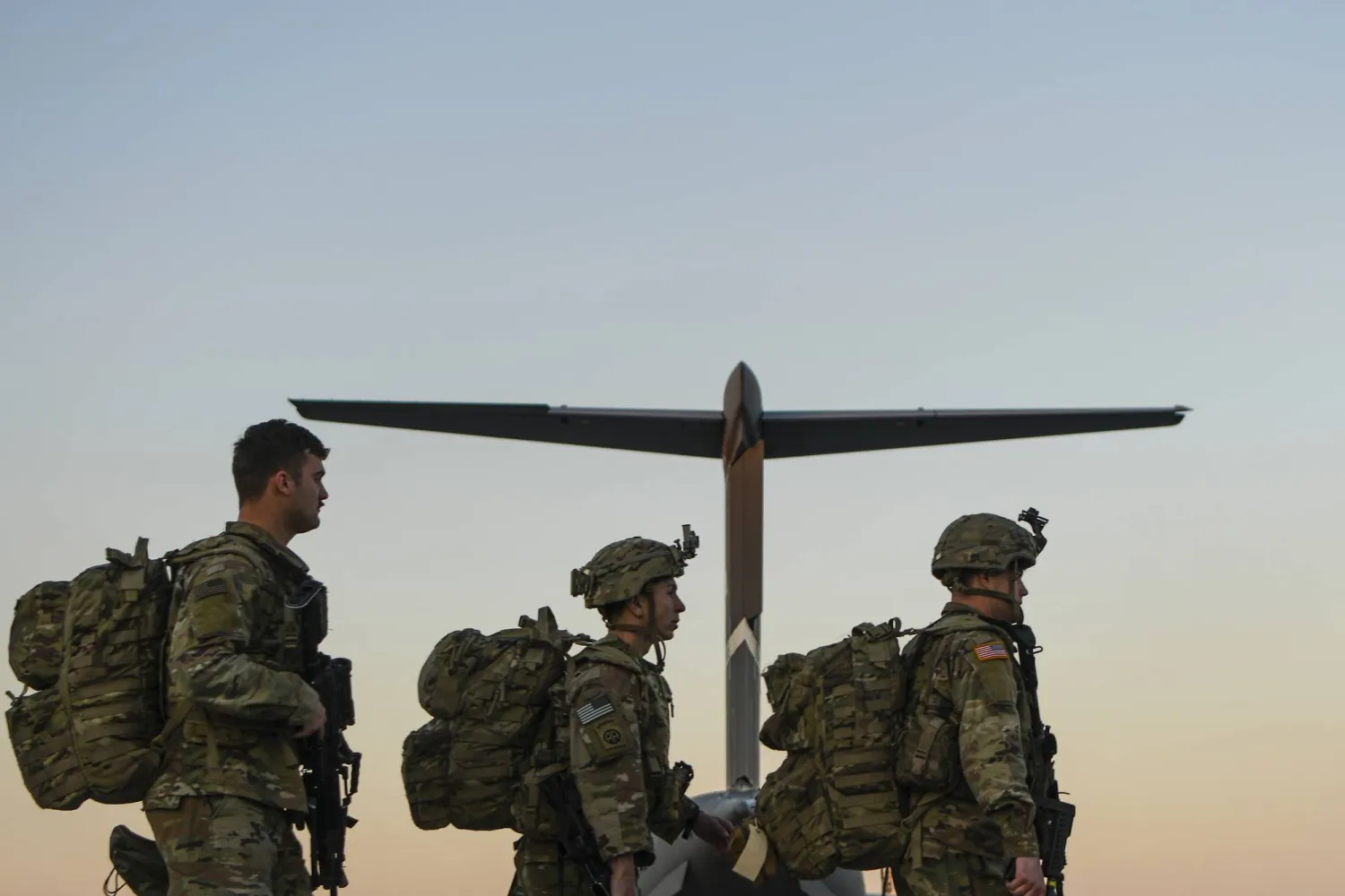 جنود من الفرقة 82 المحمولة جواً يستعدون للإرسال من نورث كارولاينا إلى أوروبا الشرقية رداً على الحرب في أوكرانيا فبراير 2022 (نيويورك تايمز)