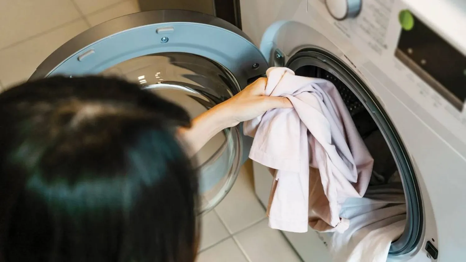 الطلاء المبتكر ينظف الأقمشة بالماء فقط (الجمعية الكيميائية الأميركية)