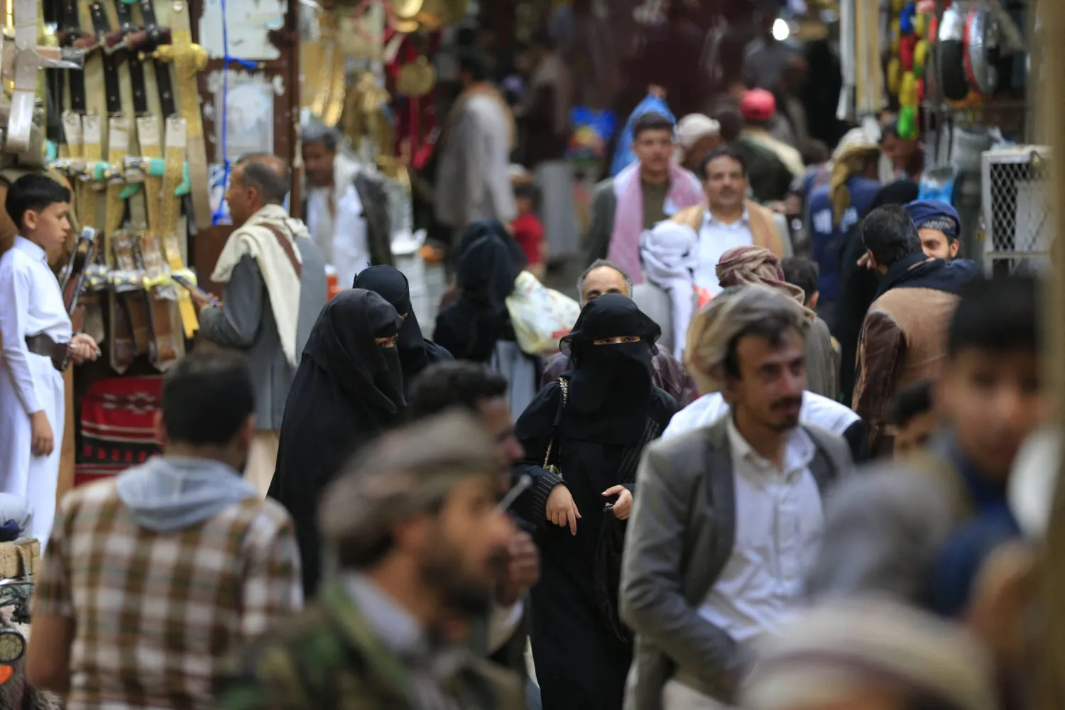 حشد من المتسوقين بأحد المتاجر في صنعاء الخاضعة للحوثيين (أ.ف.ب)