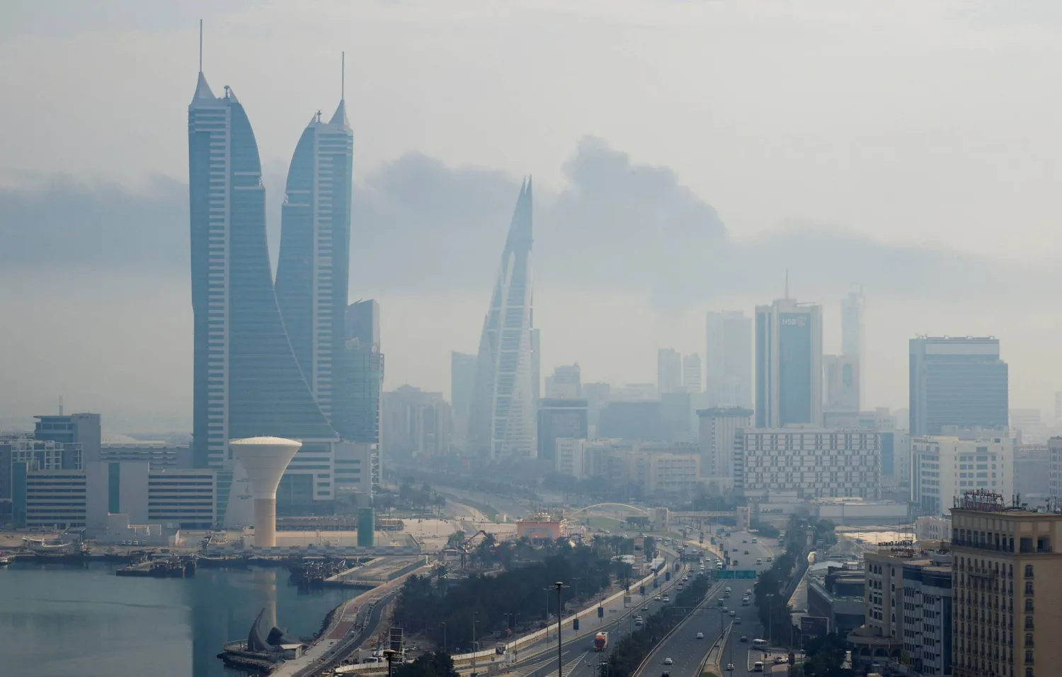 أنظمة الدفاع الجوي التابعة لقوة دفاع البحرين تعترض صاروخين و36 طائرة مسيّرة إيرانية (رويترز)