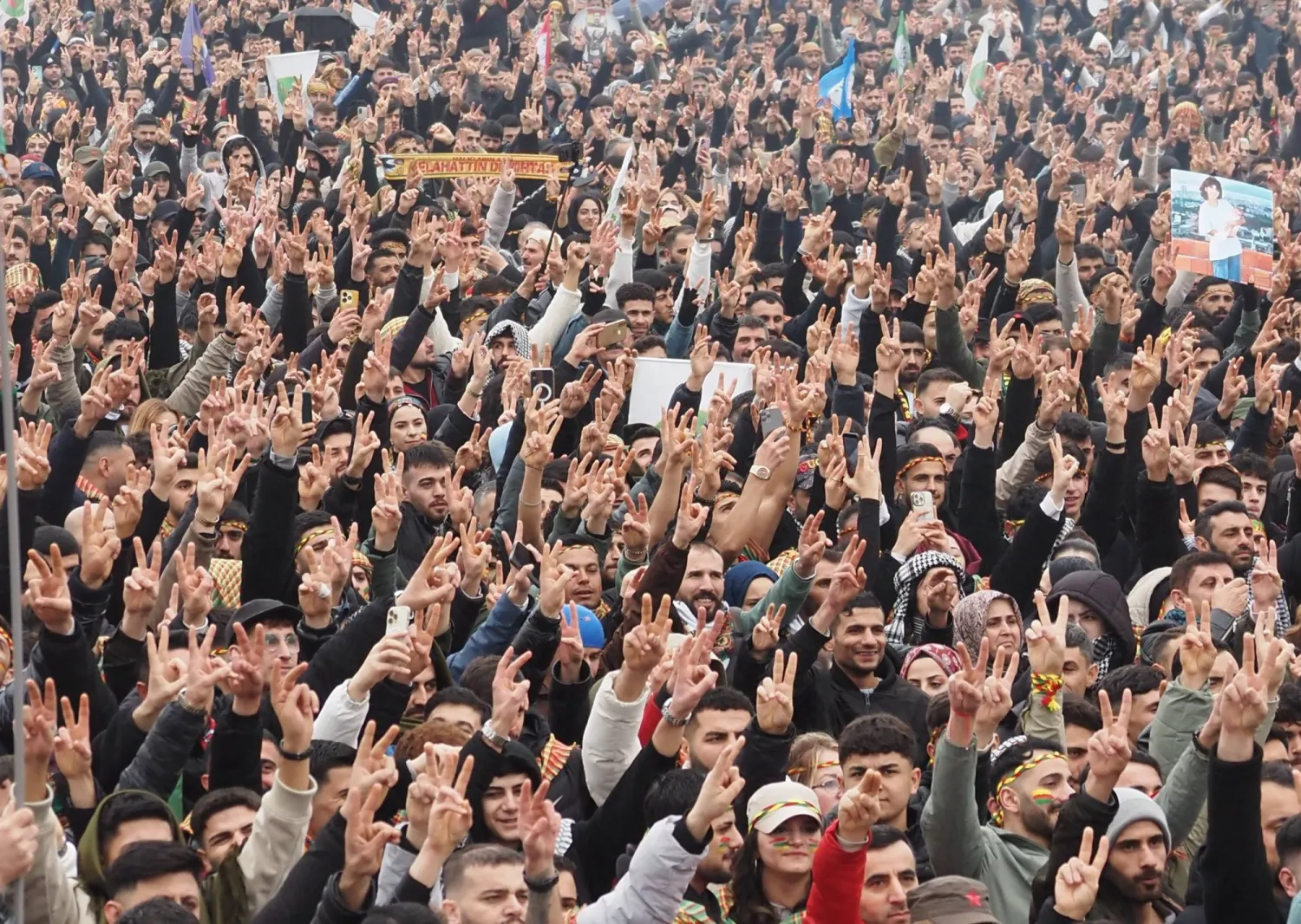 اعتقلت السلطات التركية عشرات من بين آلاف المشاركين في الاحتفال بعيد نوروز في إسطنبول الأحد الماضي لرفعهم صوراً ولافتات تروج لحزب «العمال الكردستاني» (حزب الديمقراطية والمساواة للشعوب - إكس)