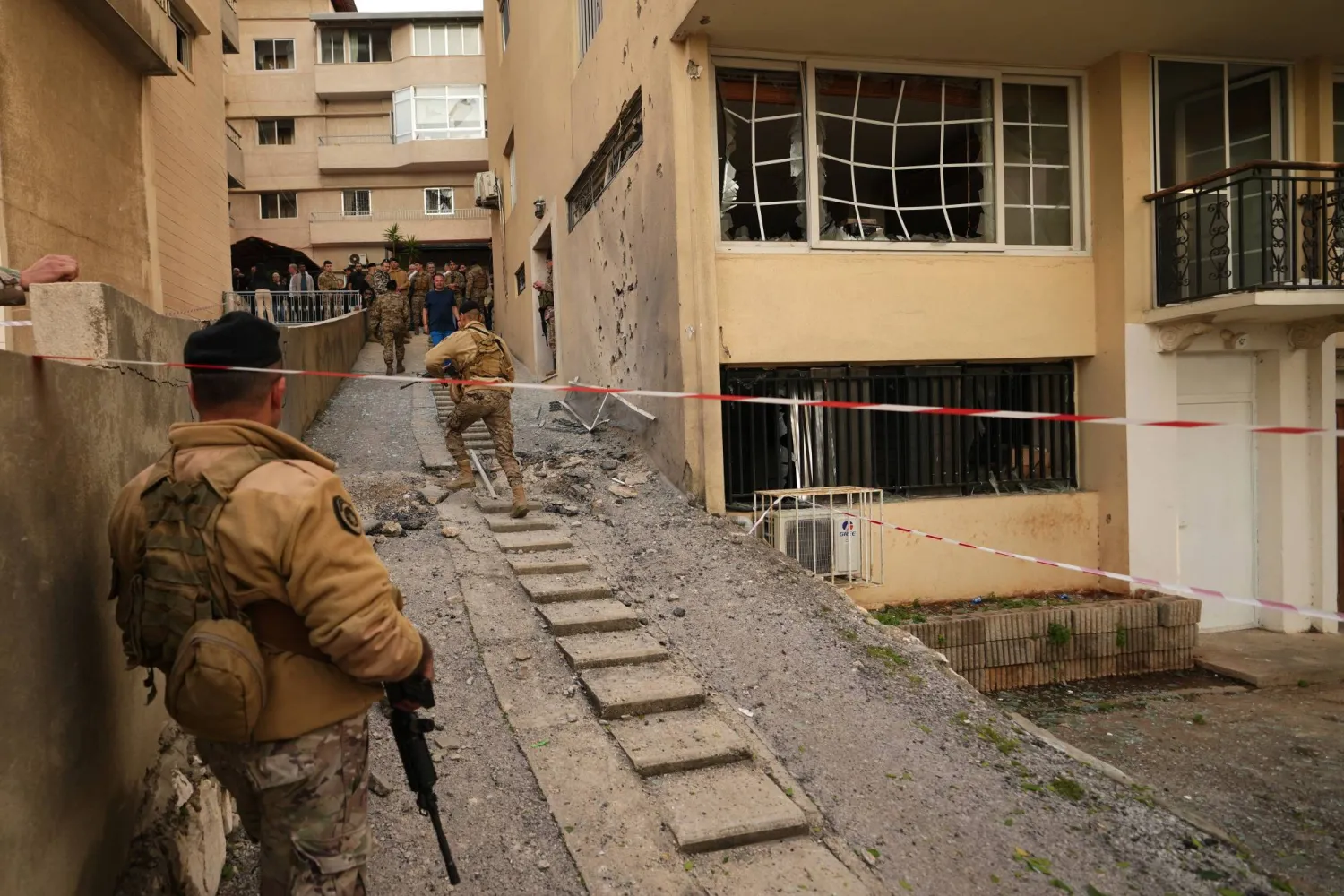 جنود من الجيش اللبناني يتفقدون الموقع الذي سقطت فيه صواريخ تم اعتراضها في منطقة ساحل علما شمال بيروت (أ.ب)