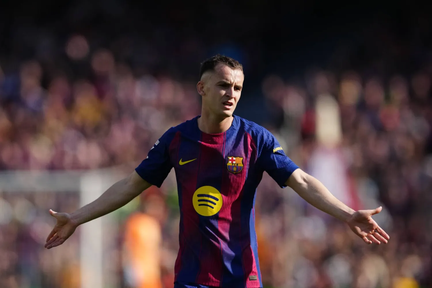 مارك كاسادو لاعب وسط برشلونة (إ.ب.أ)