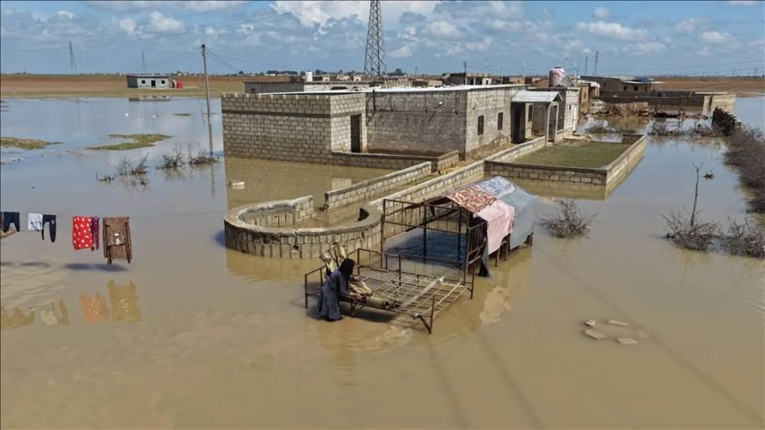 صورة نشرتها وكالة «أناضول» لغمر المياه بلدة تل حميس شمال شرقي الحسكة نتيجة الأمطار الغزيرة المتزايدة منذ السبت الماضي 